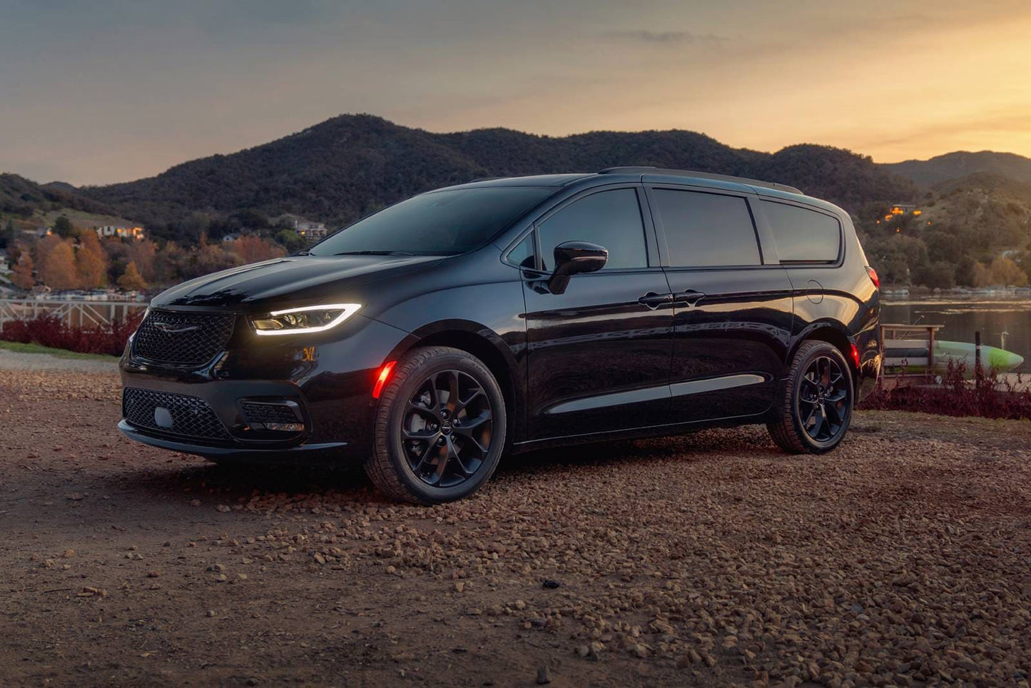 2024 Chrysler Pacifica Premium S Appearance PHEV 4dr Minivan (3.6L 6cyl gas/electric plug-in hybrid EVT)