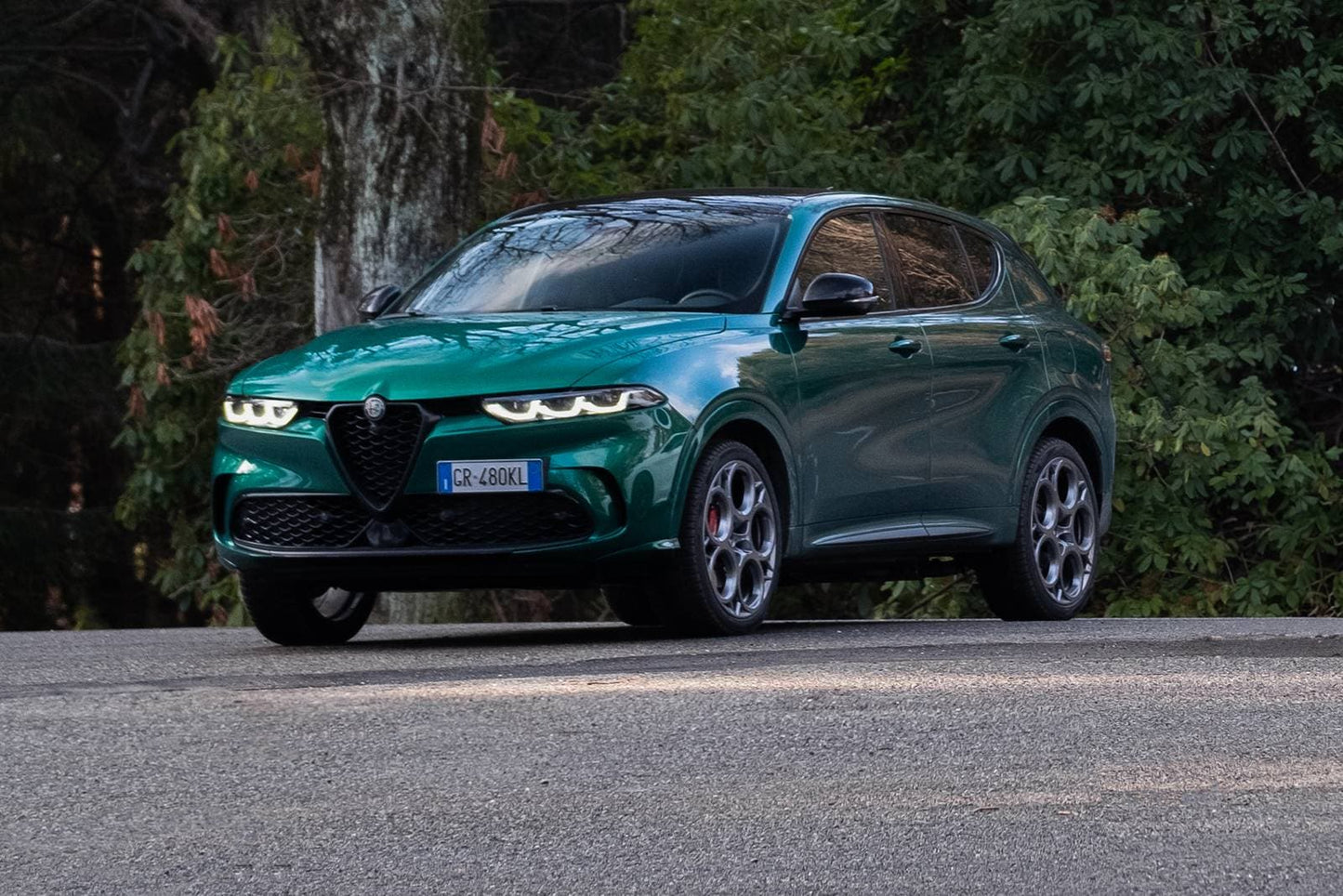 2025 Alfa Romeo Tonale Tributo Italiano 4dr SUV AWD (1.3L 4cyl Turbo gas/electric plug-in hybrid 6A)