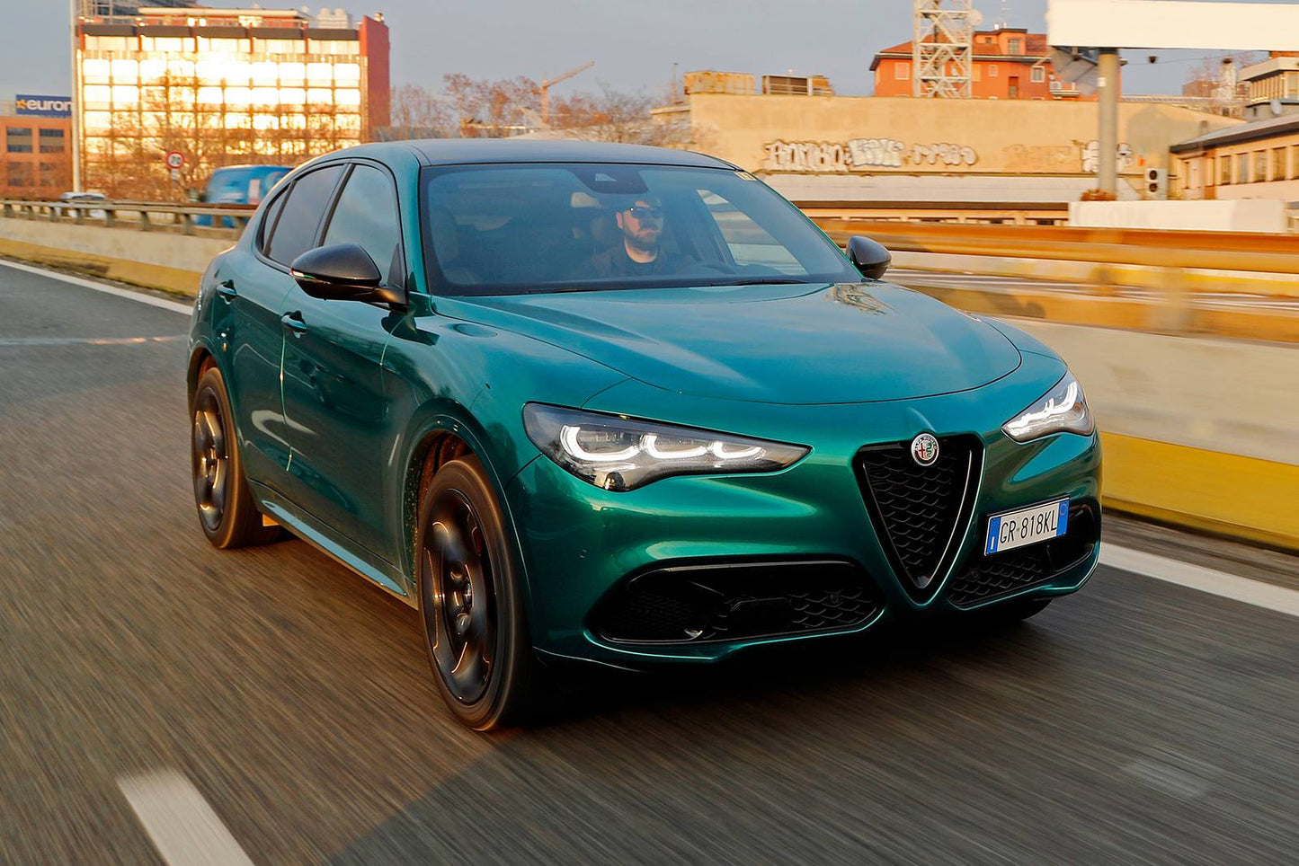 2025 Alfa Romeo Tonale Tributo Italiano 4dr SUV AWD (1.3L 4cyl Turbo gas/electric plug-in hybrid 6A)