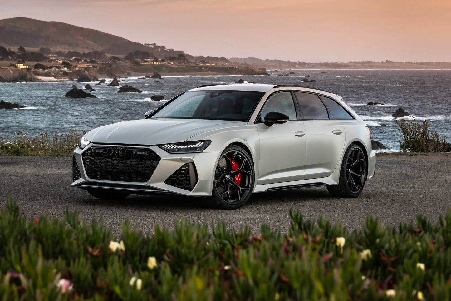 2025 Audi RS 6 performance 4dr Wagon AWD (4.0L 8cyl Turbo gas/electric mild hybrid 8A)