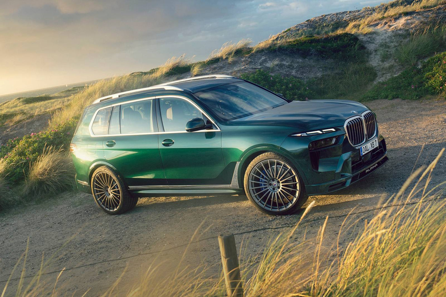 2025 BMW ALPINA XB7 4dr SUV AWD (4.4L 8cyl Turbo gas/electric mild hybrid 8A)
