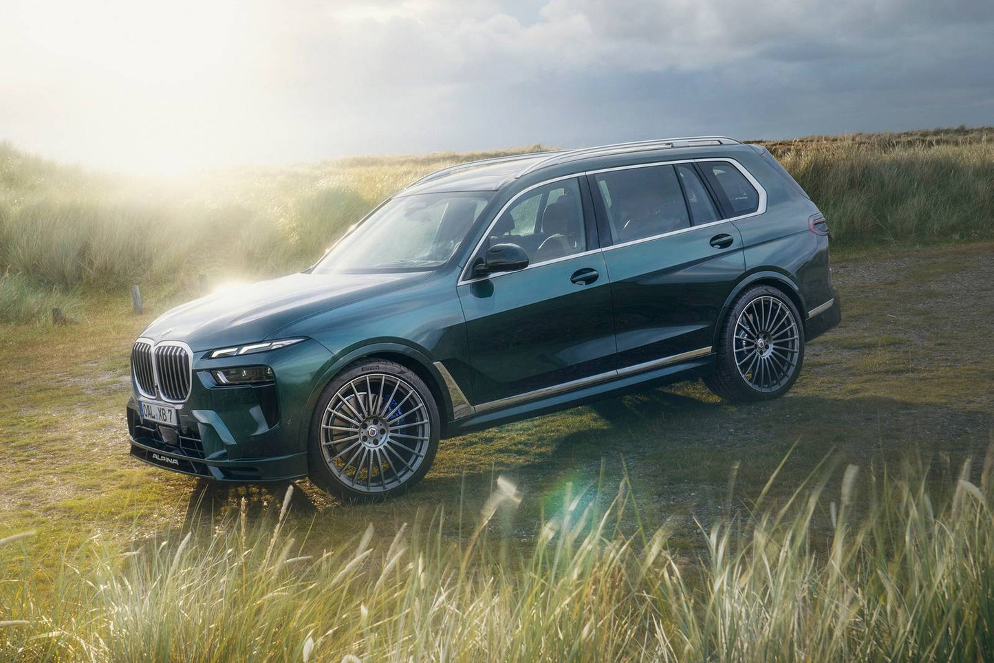 2025 BMW ALPINA XB7 4dr SUV AWD (4.4L 8cyl Turbo gas/electric mild hybrid 8A)