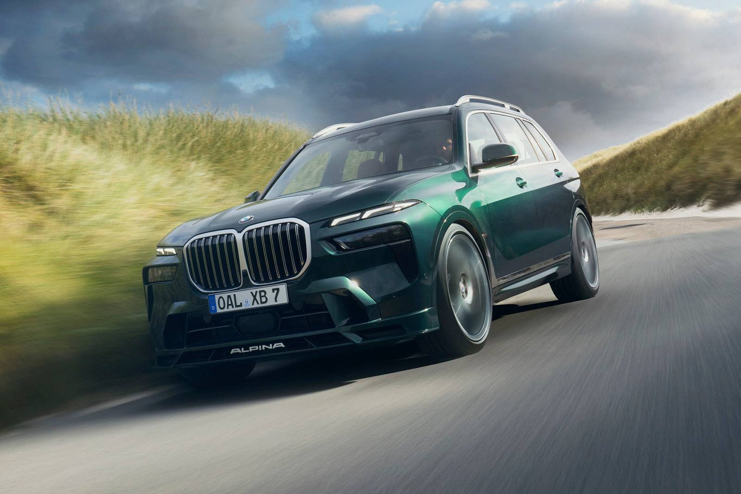 2025 BMW ALPINA XB7 4dr SUV AWD (4.4L 8cyl Turbo gas/electric mild hybrid 8A)