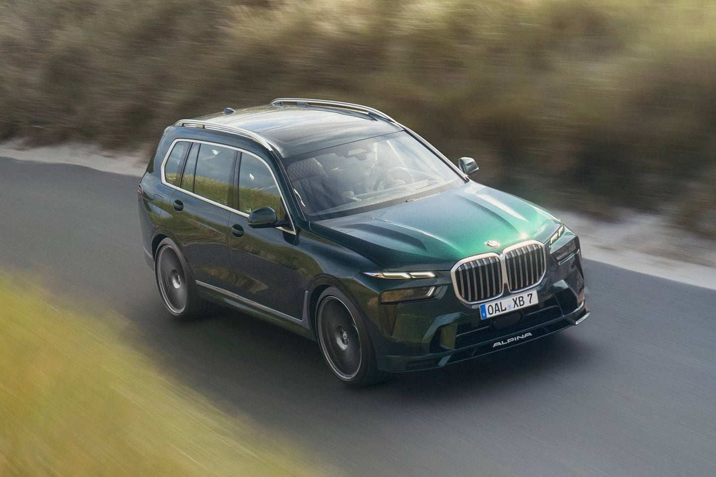 2025 BMW ALPINA XB7 4dr SUV AWD (4.4L 8cyl Turbo gas/electric mild hybrid 8A)