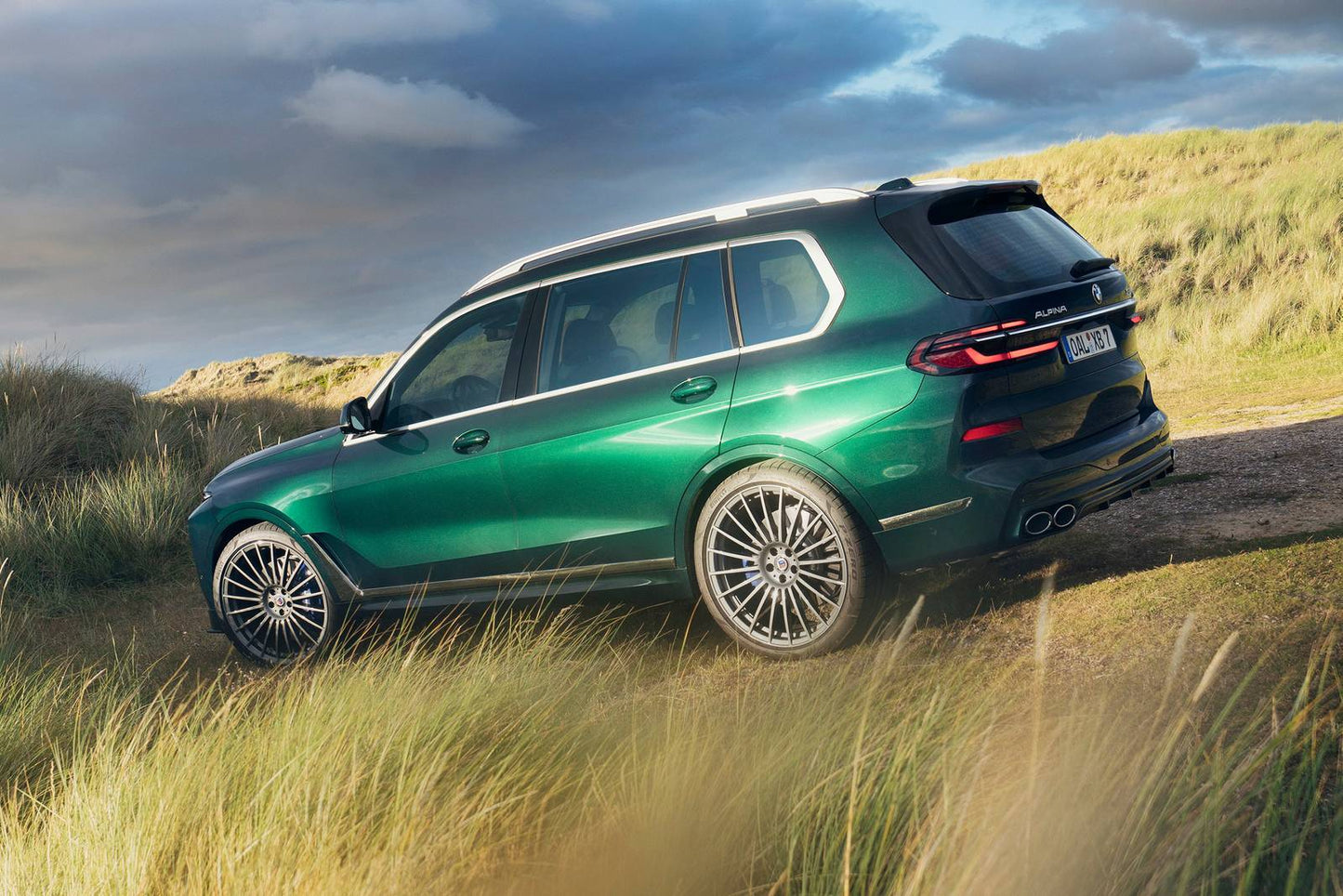 2025 BMW ALPINA XB7 4dr SUV AWD (4.4L 8cyl Turbo gas/electric mild hybrid 8A)