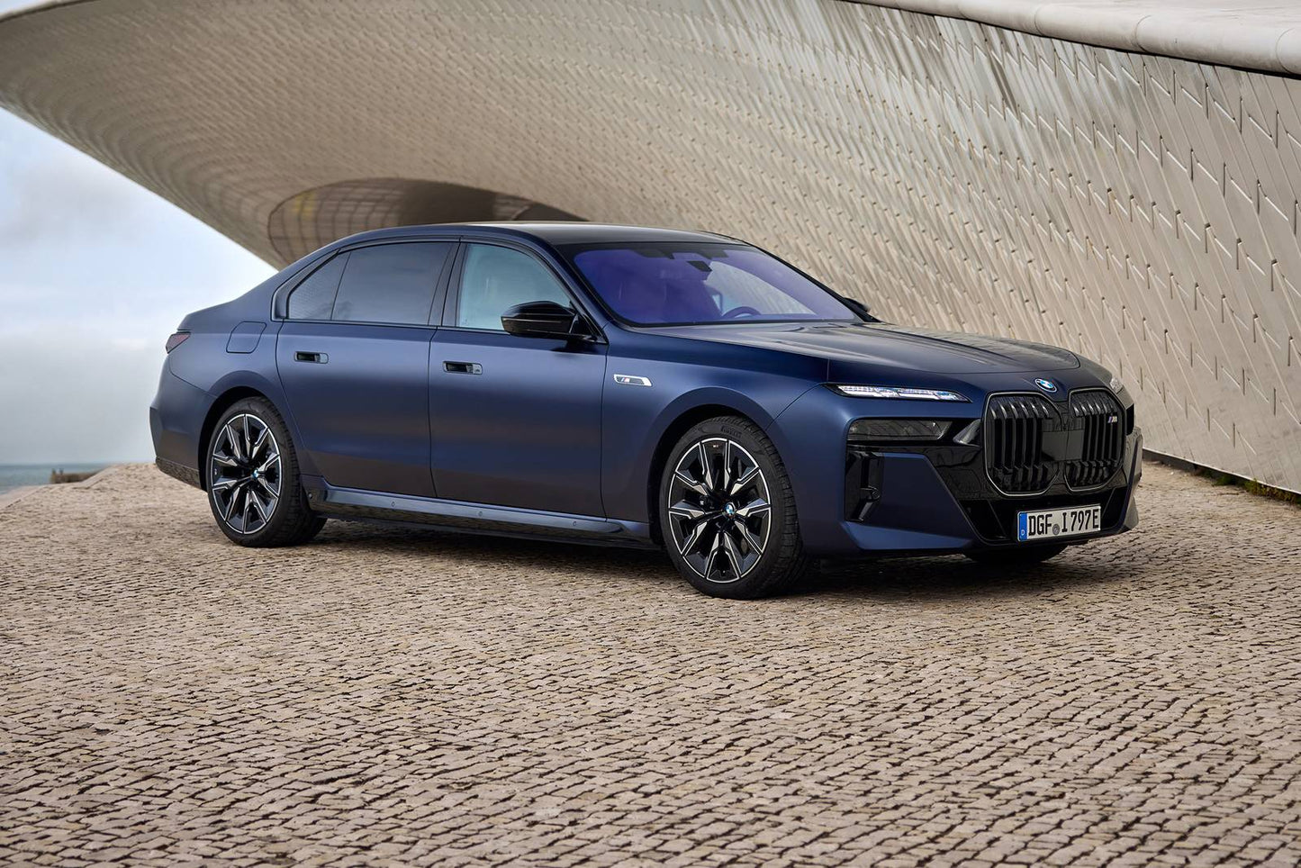 2025 BMW i7 M70 4dr Sedan AWD (electric DD)