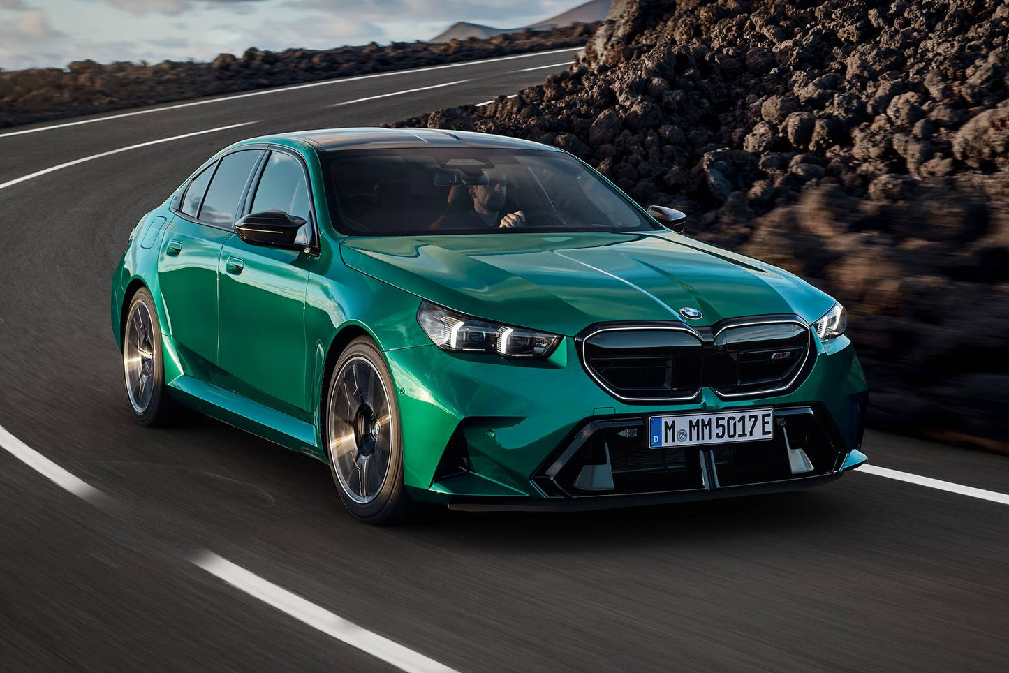 2025 BMW 5 Series M5 4dr Sedan AWD (4.4L 8cyl Turbo gas/electric plug-in hybrid 8A)