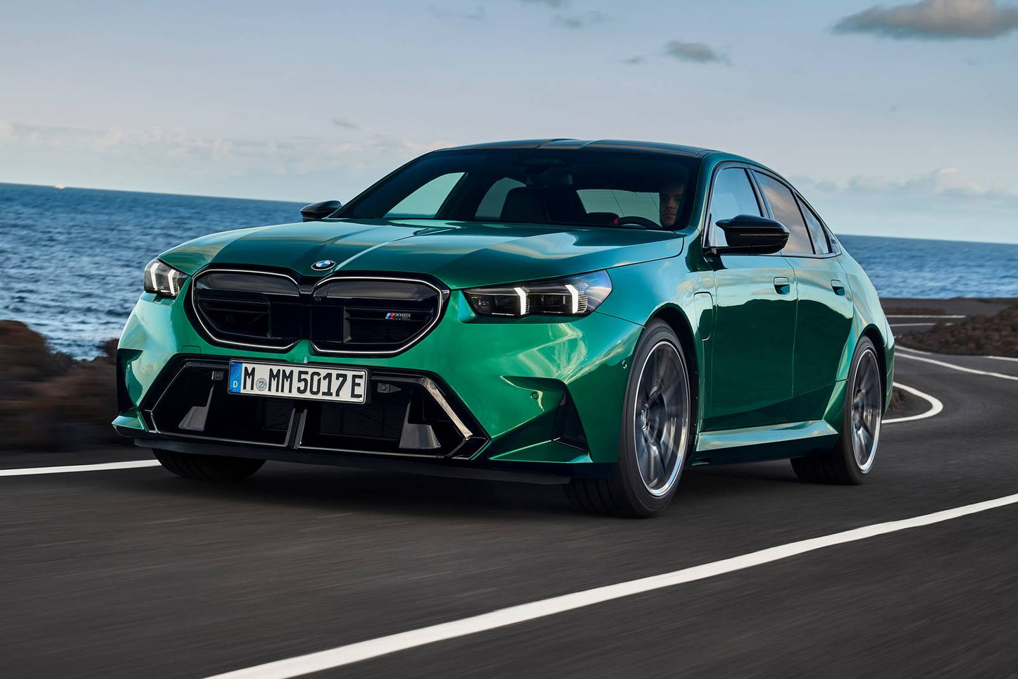 2025 BMW 5 Series M5 4dr Sedan AWD (4.4L 8cyl Turbo gas/electric plug-in hybrid 8A)