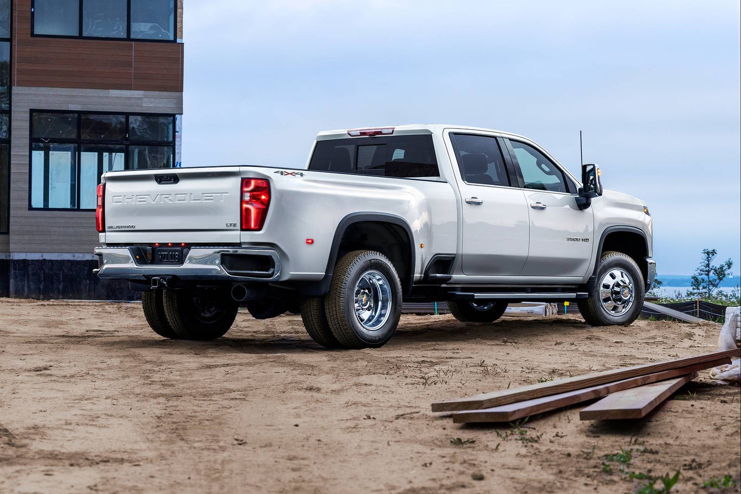 2025 Chevrolet Silverado 3500HD LT 2dr Regular Cab 4WD LB (6.6L 8cyl 10A)