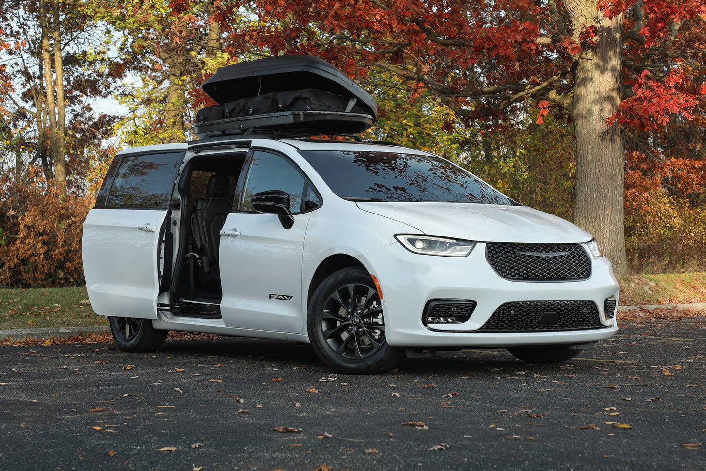 2025 Chrysler Pacifica FAV Edition PHEV 4dr Minivan (3.6L 6cyl gas/electric plug-in hybrid EVT)
