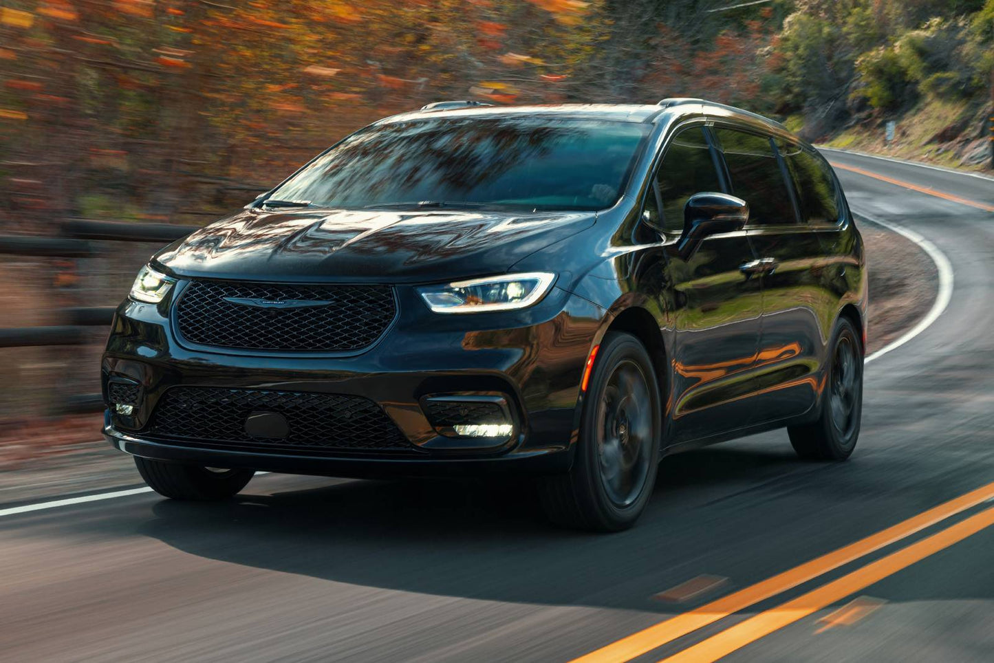 2025 Chrysler Pacifica FAV Edition PHEV 4dr Minivan (3.6L 6cyl gas/electric plug-in hybrid EVT)