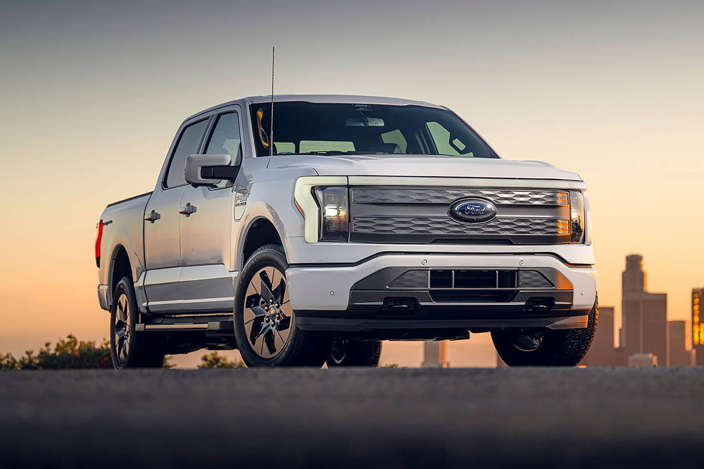 2025 Ford F-150 Lightning Platinum 4dr SuperCrew 4WD SB (electric DD)
