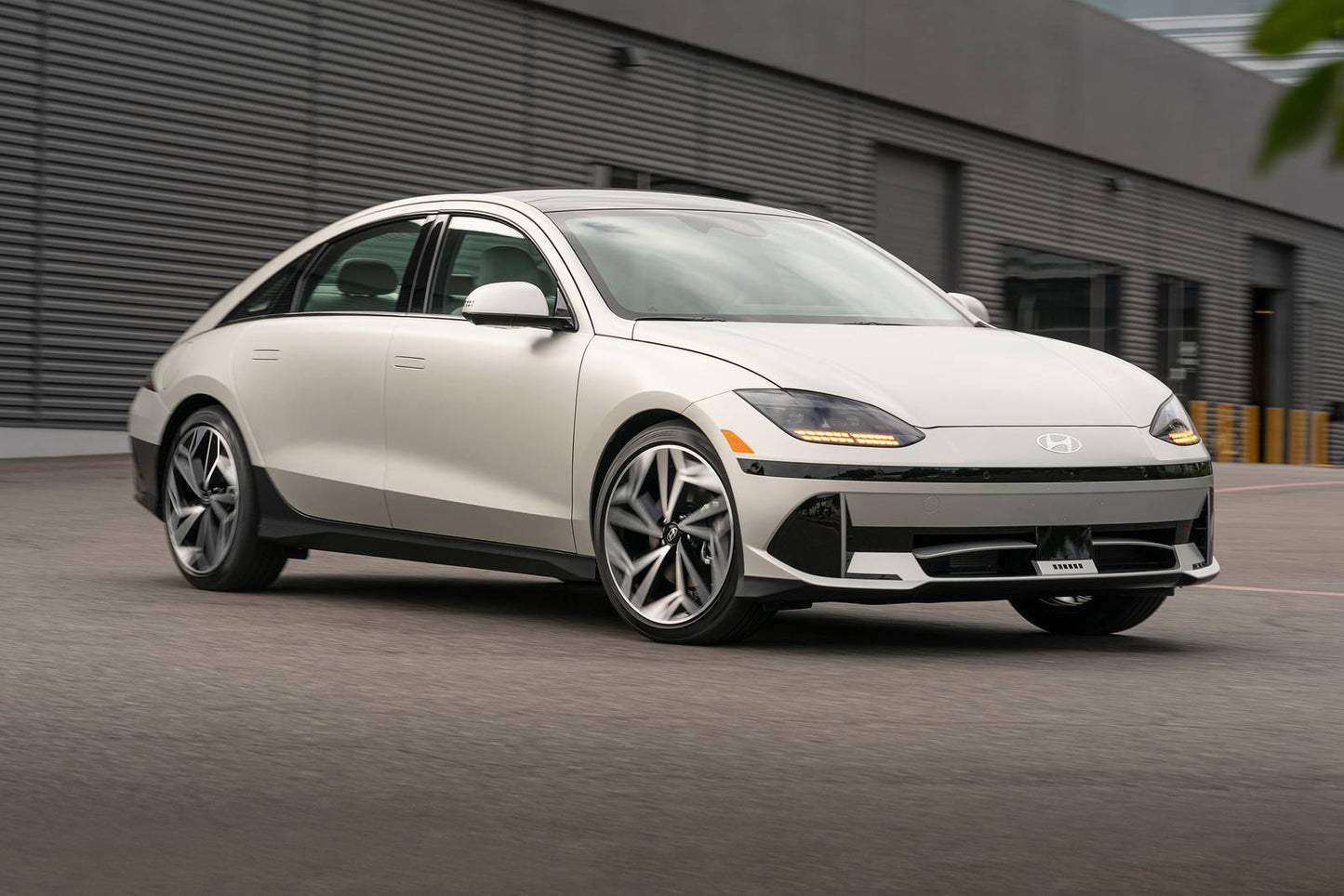 2025 Hyundai IONIQ 6 Limited 4dr Sedan (electric DD)