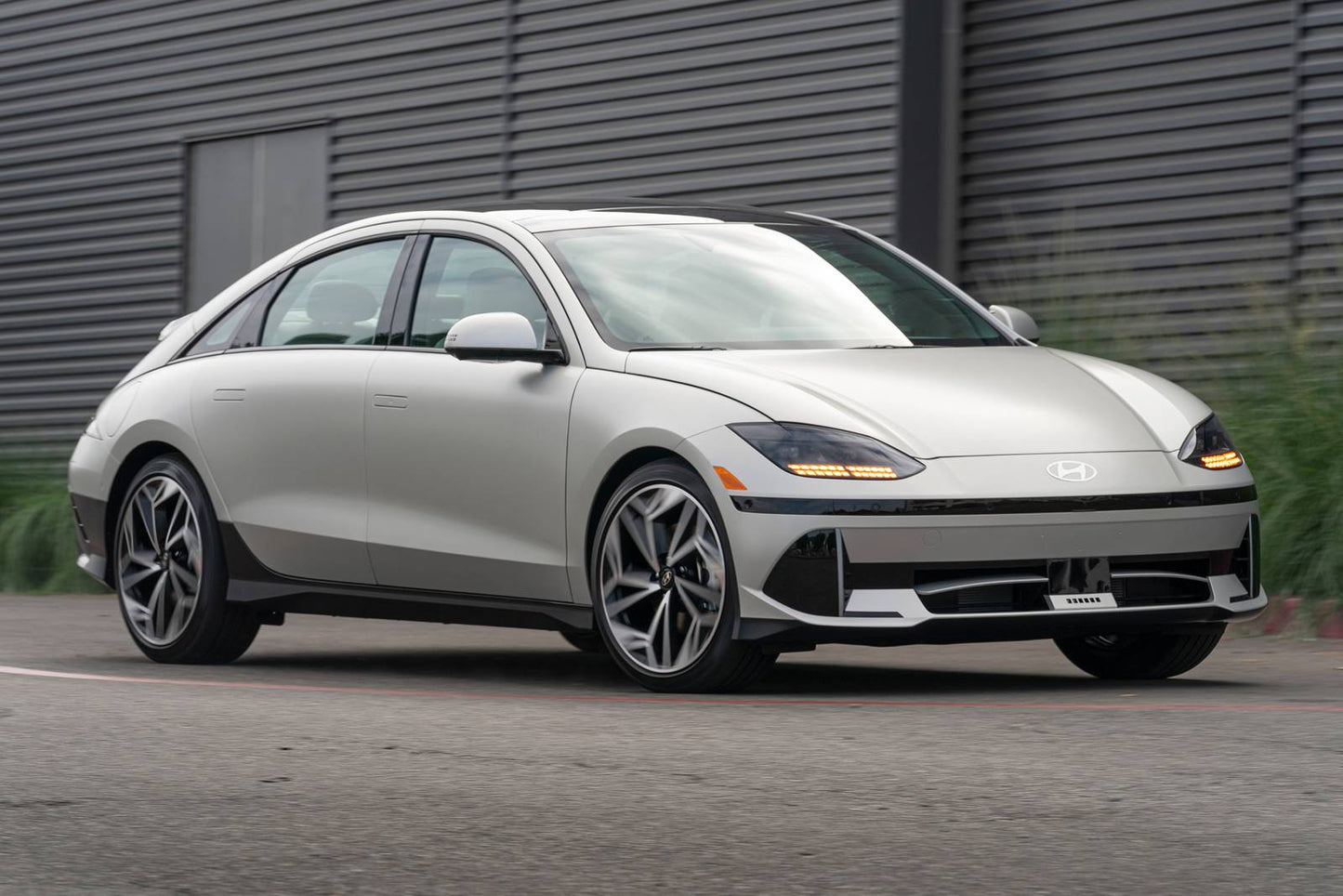 2025 Hyundai IONIQ 6 Limited 4dr Sedan (electric DD)