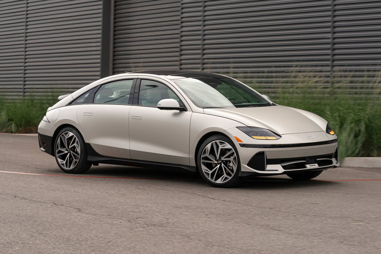 2025 Hyundai IONIQ 6 Limited 4dr Sedan (electric DD)