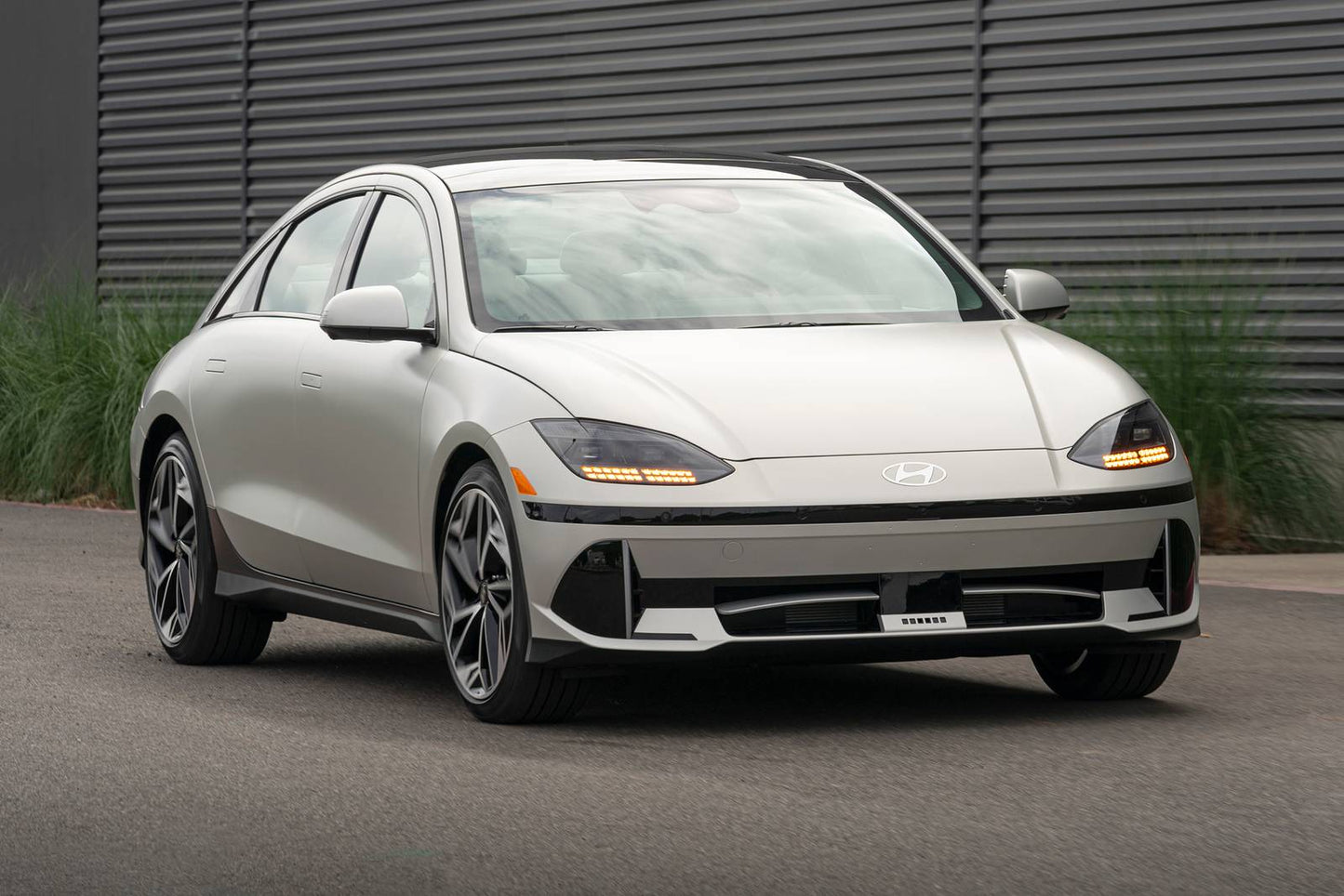 2025 Hyundai IONIQ 6 Limited 4dr Sedan (electric DD)