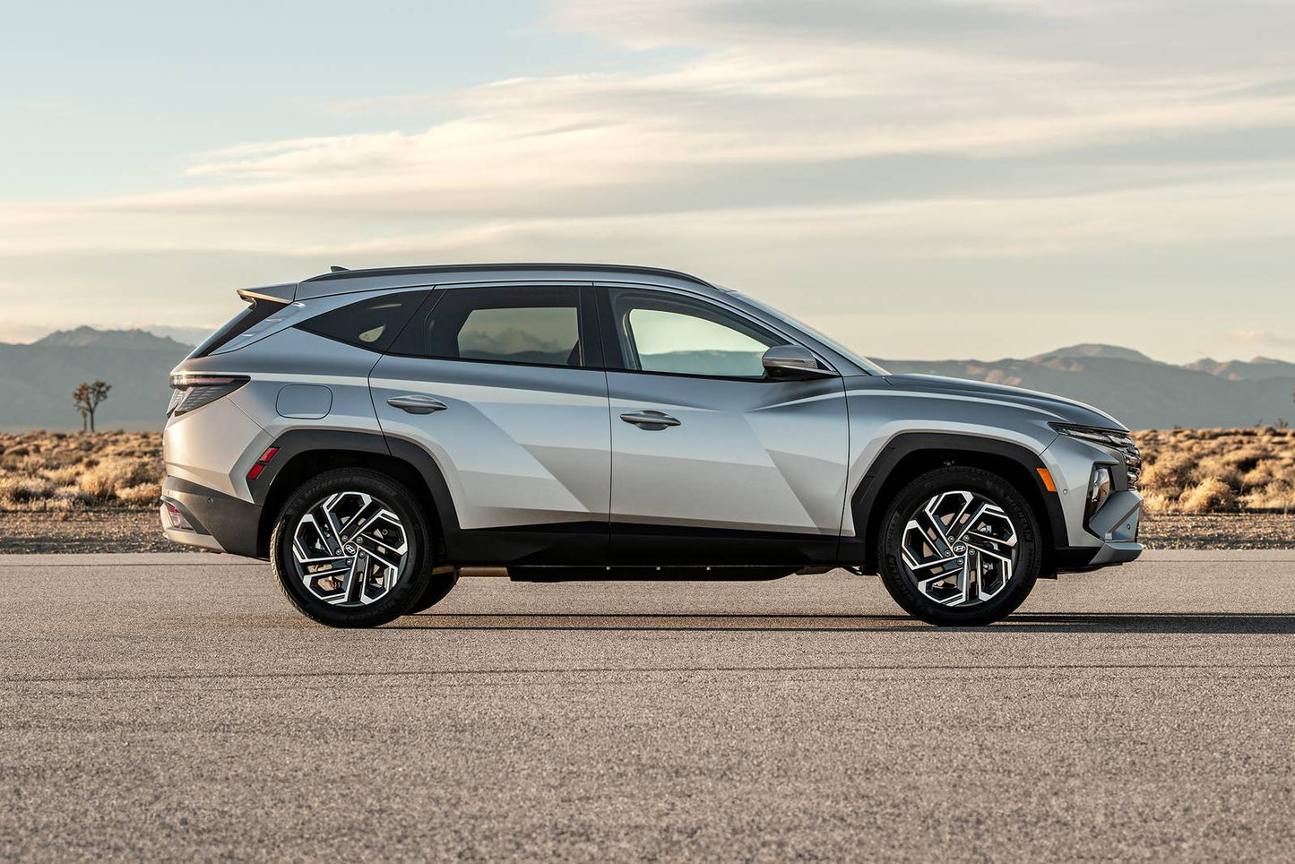 2025 Hyundai Tucson Plug-In Hybrid Limited 4dr SUV AWD (1.6L 4cyl Turbo gas/electric plug-in hybrid 6A)