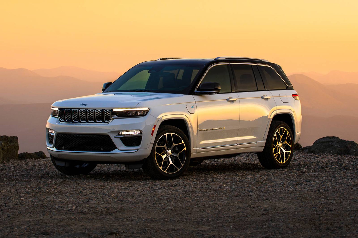 2025 Jeep Grand Cherokee 4xe Summit 4dr SUV 4WD (2.0L 4cyl Turbo gas/electric plug-in hybrid 8A)