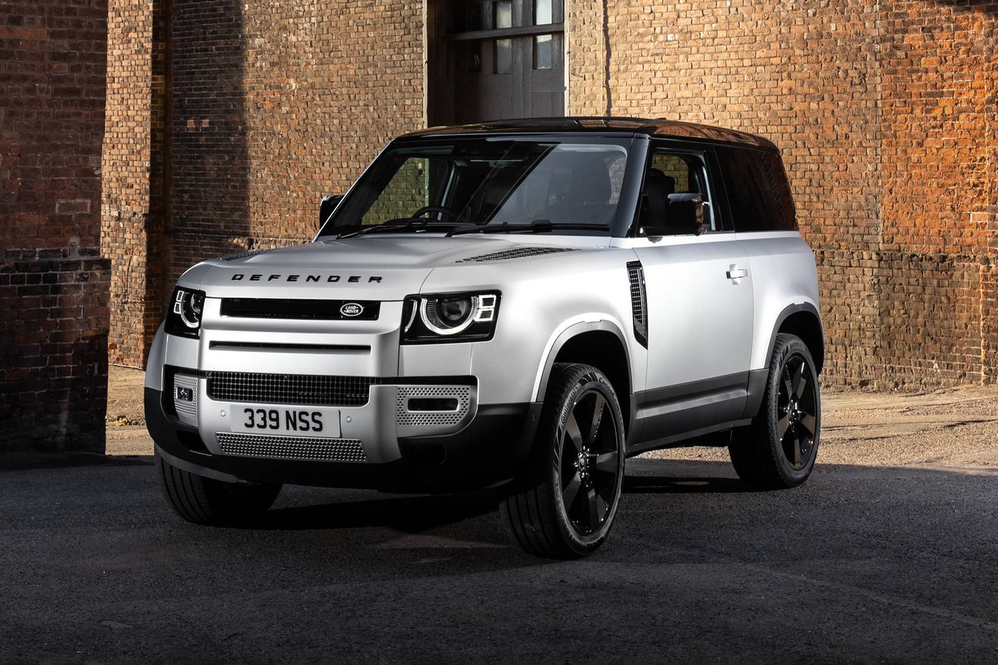 2025 Land Rover Defender 130 P400 X-Dynamic SE 4dr SUV AWD (3.0L 6cyl Twincharger gas/electric mild hybrid 8A)
