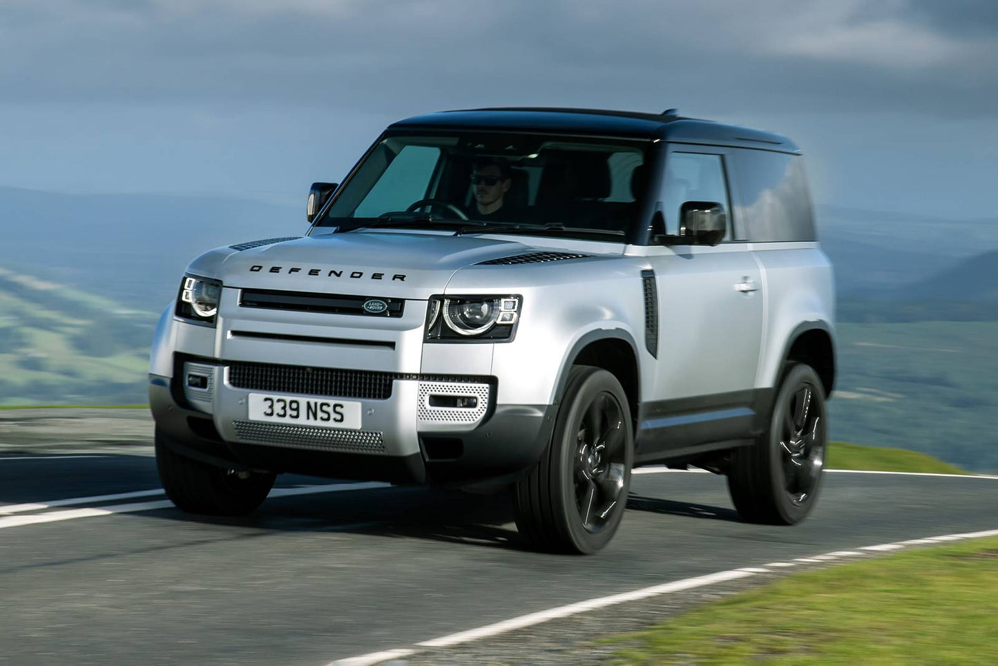 2025 Land Rover Defender 110 P400 X-Dynamic SE 4dr SUV AWD (3.0L 6cyl Twincharger gas/electric mild hybrid 8A)