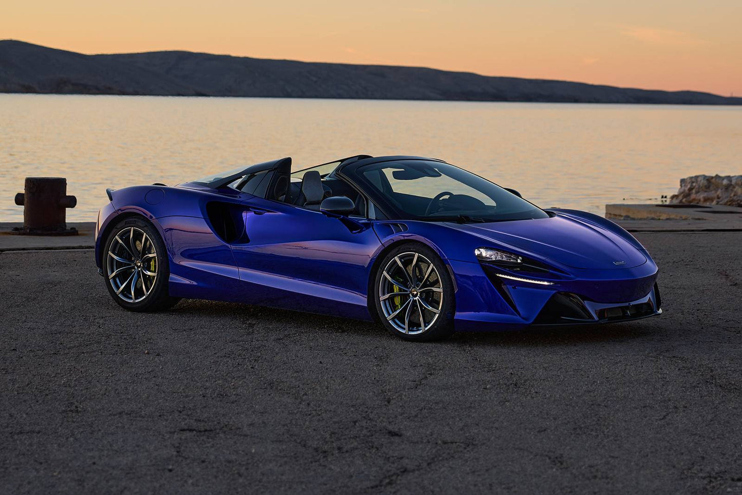 2025 McLaren Artura Spider 2dr Convertible (3.0L 6cyl Turbo gas/electric plug-in hybrid 8AM)