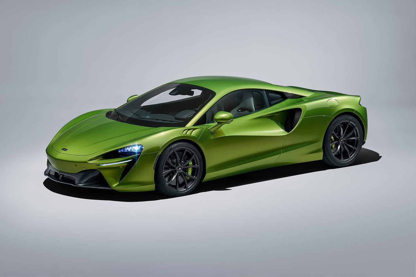 2025 McLaren Artura 2dr Coupe (3.0L 6cyl Turbo gas/electric plug-in hybrid 8AM)