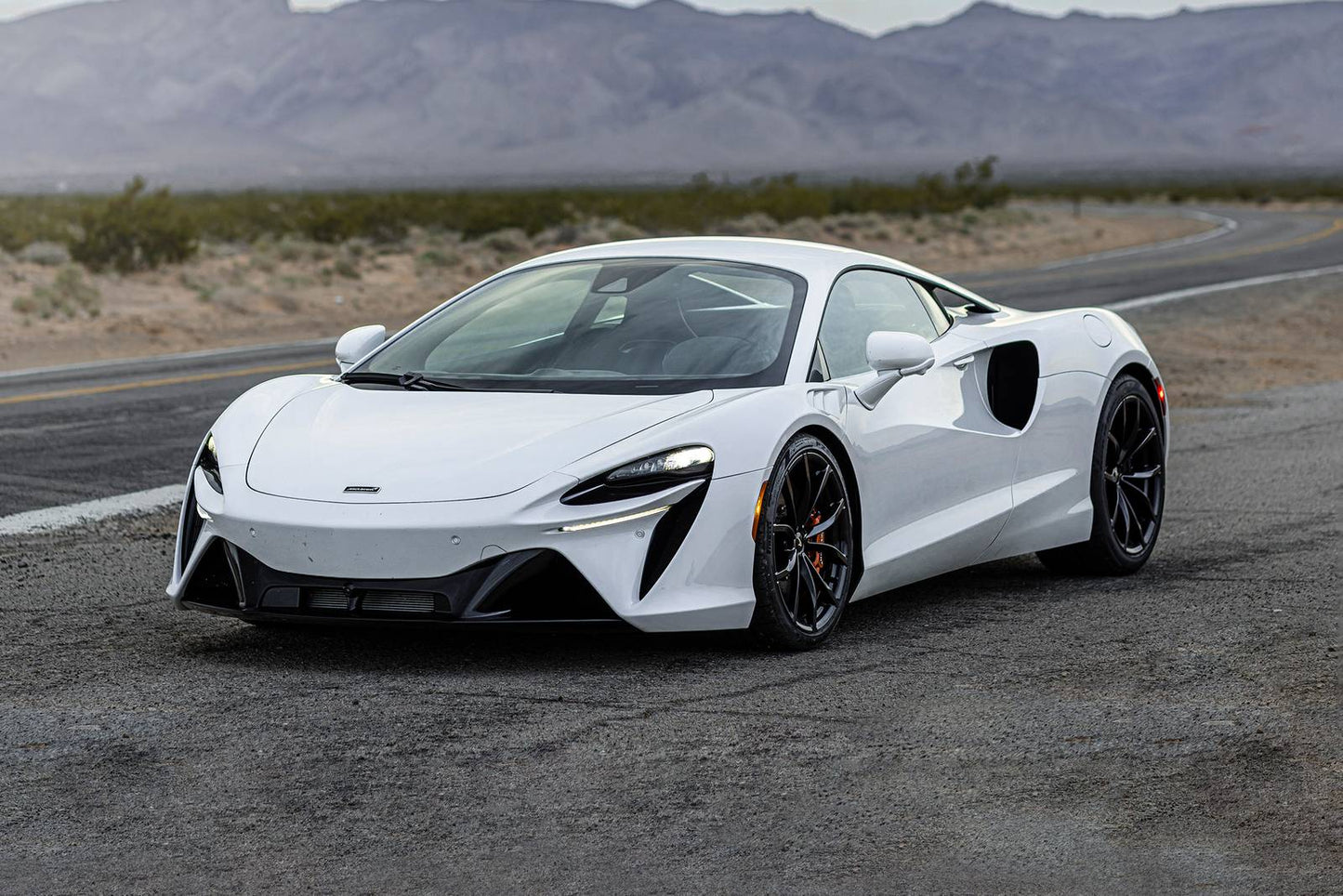 2025 McLaren Artura 2dr Coupe (3.0L 6cyl Turbo gas/electric plug-in hybrid 8AM)