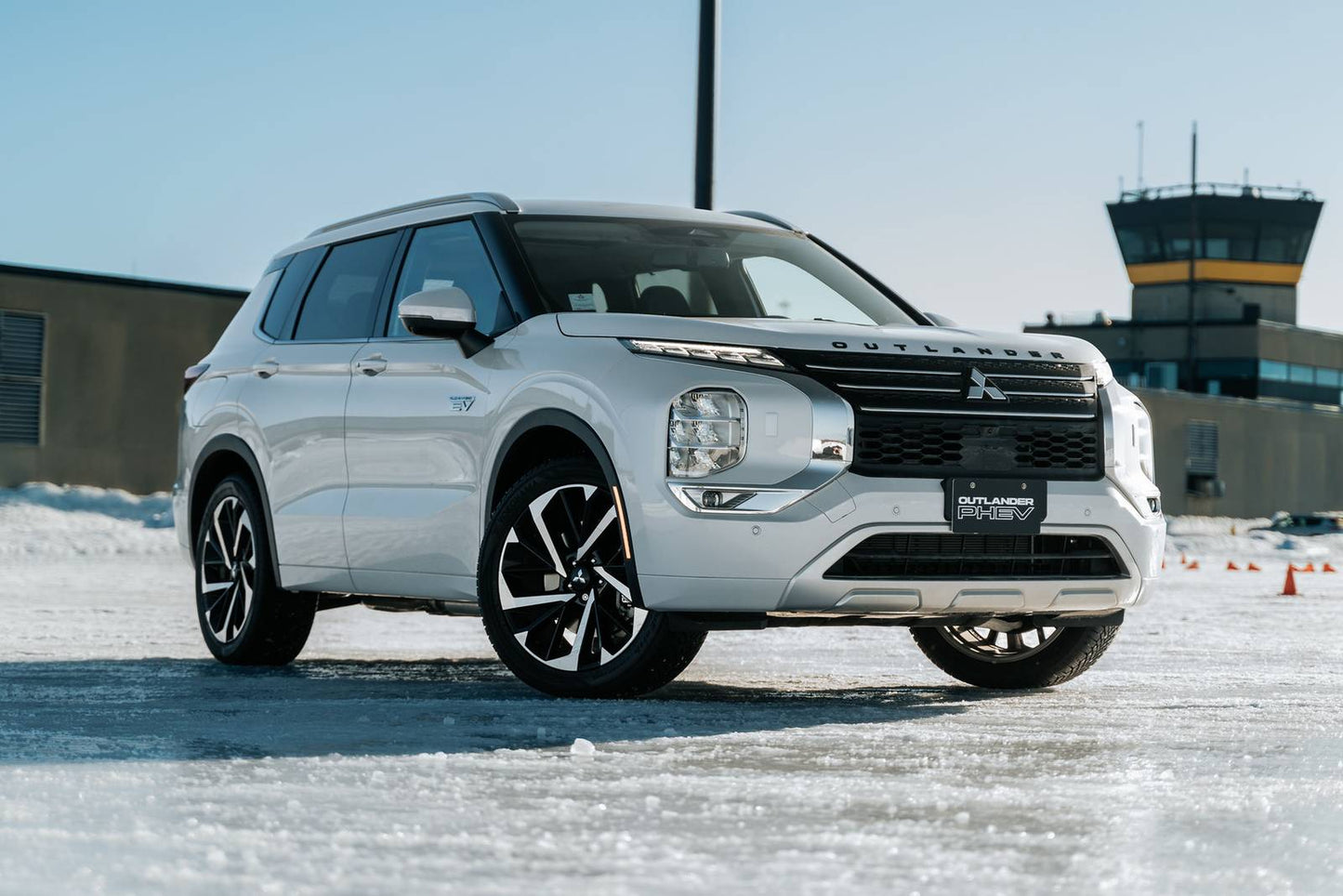 2025 Mitsubishi Outlander PHEV ES 4dr SUV AWD (2.4L 4cyl gas/electric plug-in hybrid DD)