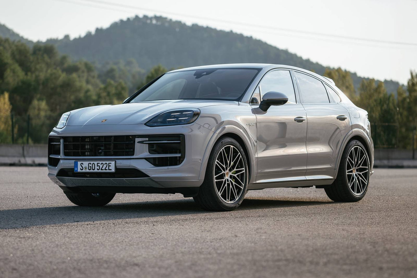 2025 Porsche Cayenne Coupe Turbo E-Hybrid 4dr SUV AWD (4.0L 8cyl Turbo gas/electric plug-in hybrid 8A)