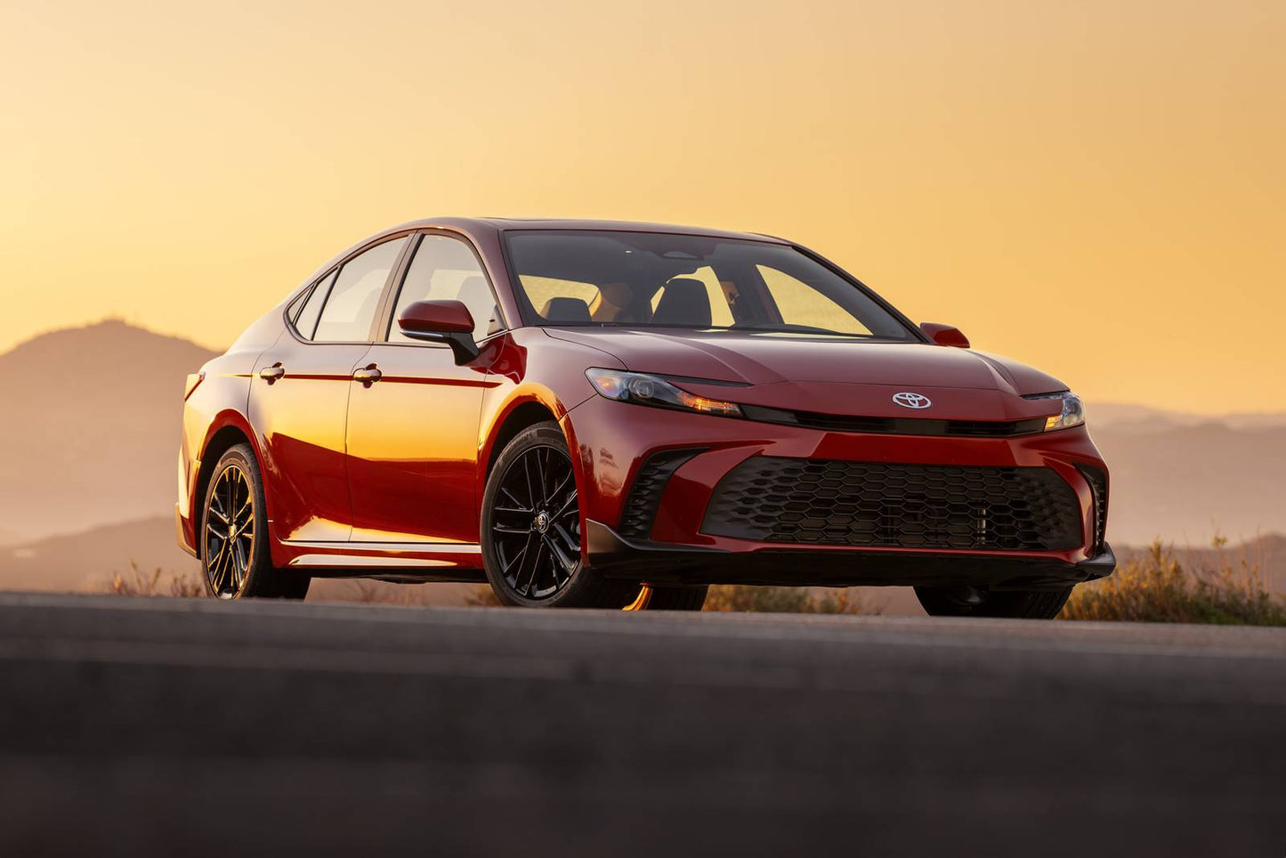 2025 Toyota Camry SE 4dr Sedan AWD (2.5L 4cyl gas/electric hybrid CVT)