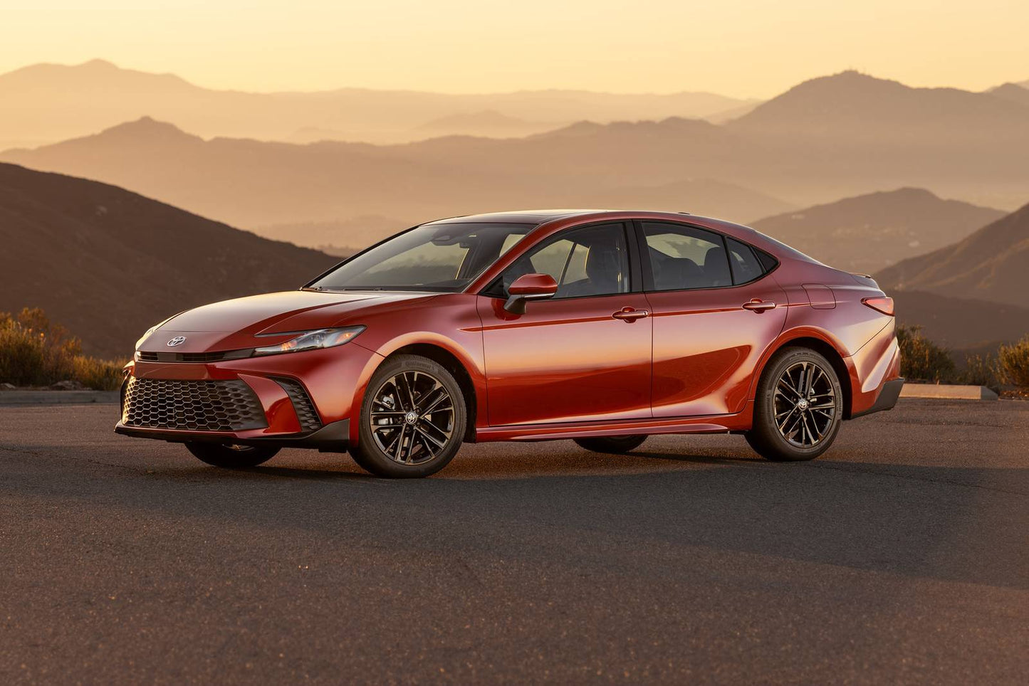 2025 Toyota Camry XSE 4dr Sedan AWD (2.5L 4cyl gas/electric hybrid CVT)