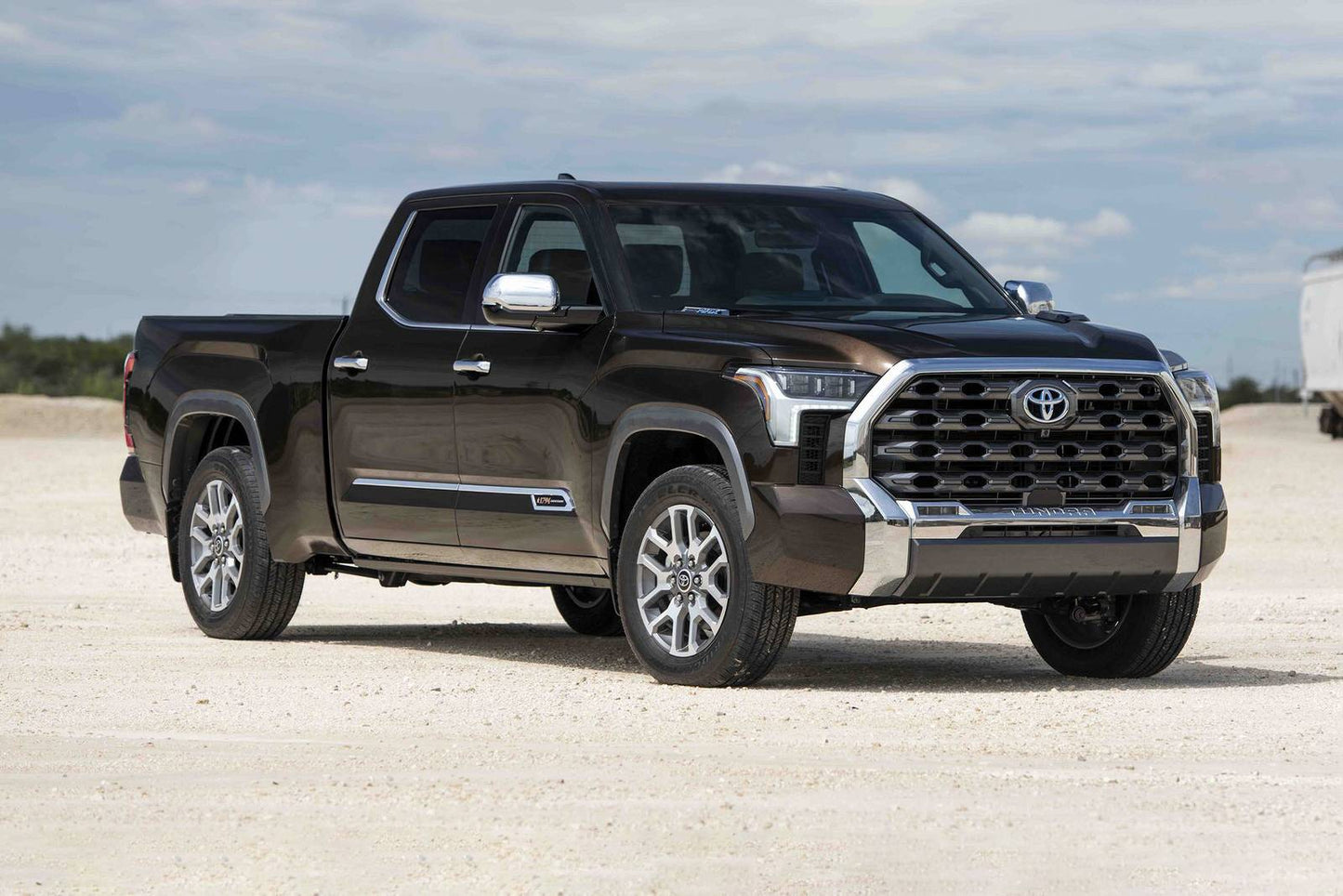 2025 Toyota Tundra 1794 Edition 4dr CrewMax 4WD SB w/6.5' Bed (3.4L 6cyl Turbo gas/electric hybrid 10A)