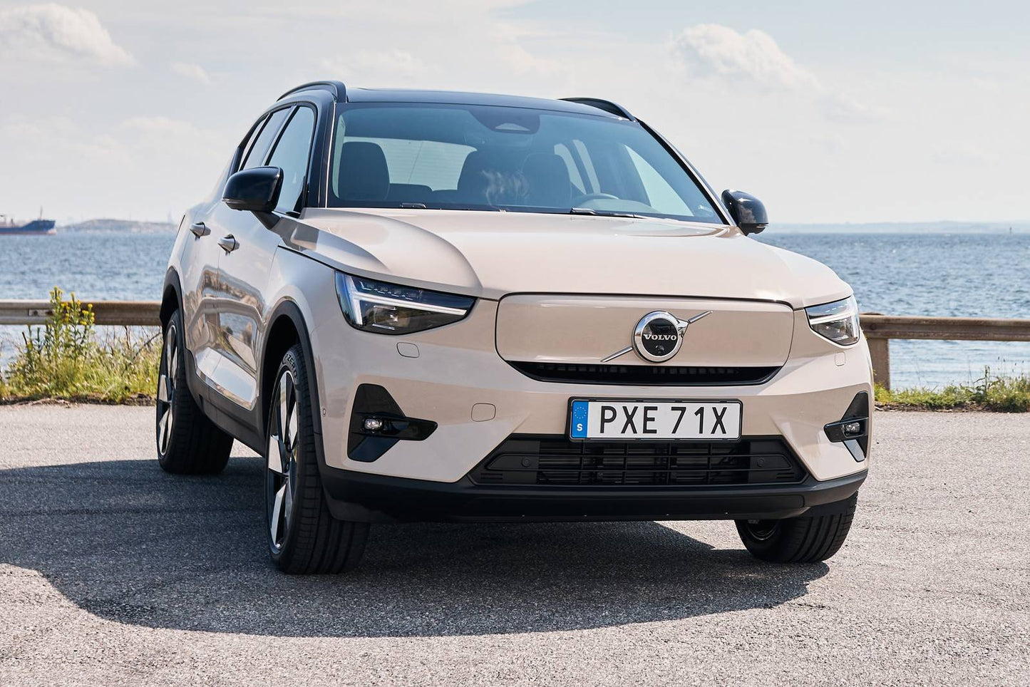 2025 Volvo EX40 Twin Motor Core 4dr SUV AWD (electric DD)