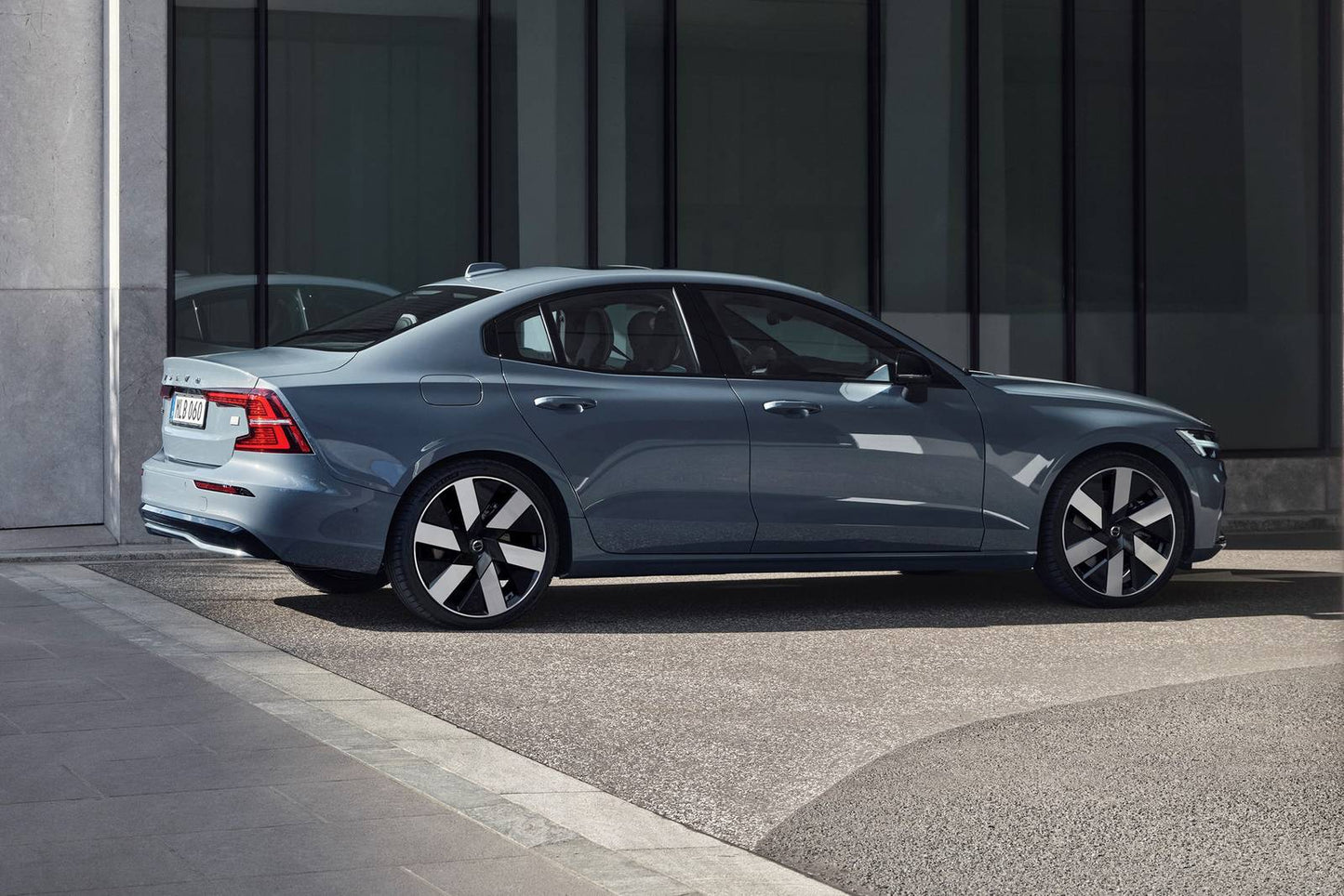 2025 Volvo S60 B5 Ultra Black Edition 4dr Sedan AWD (2.0L 4cyl Turbo gas/electric mild hybrid 8A)
