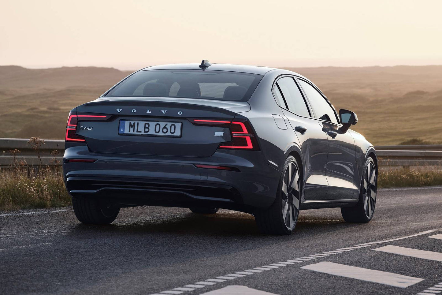 2025 Volvo S60 B5 Ultra Black Edition 4dr Sedan AWD (2.0L 4cyl Turbo gas/electric mild hybrid 8A)
