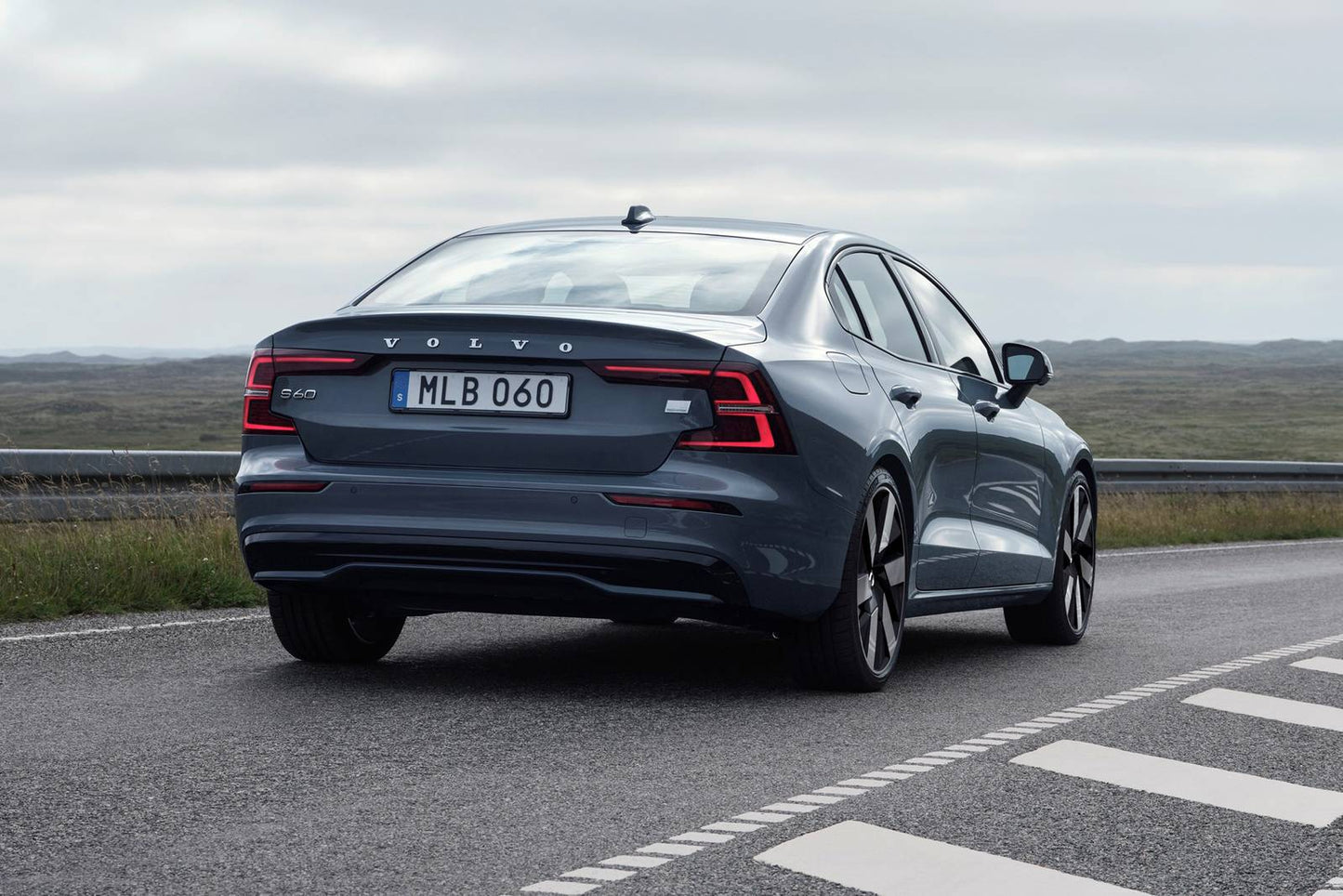 2025 Volvo S60 B5 Ultra Black Edition 4dr Sedan AWD (2.0L 4cyl Turbo gas/electric mild hybrid 8A)
