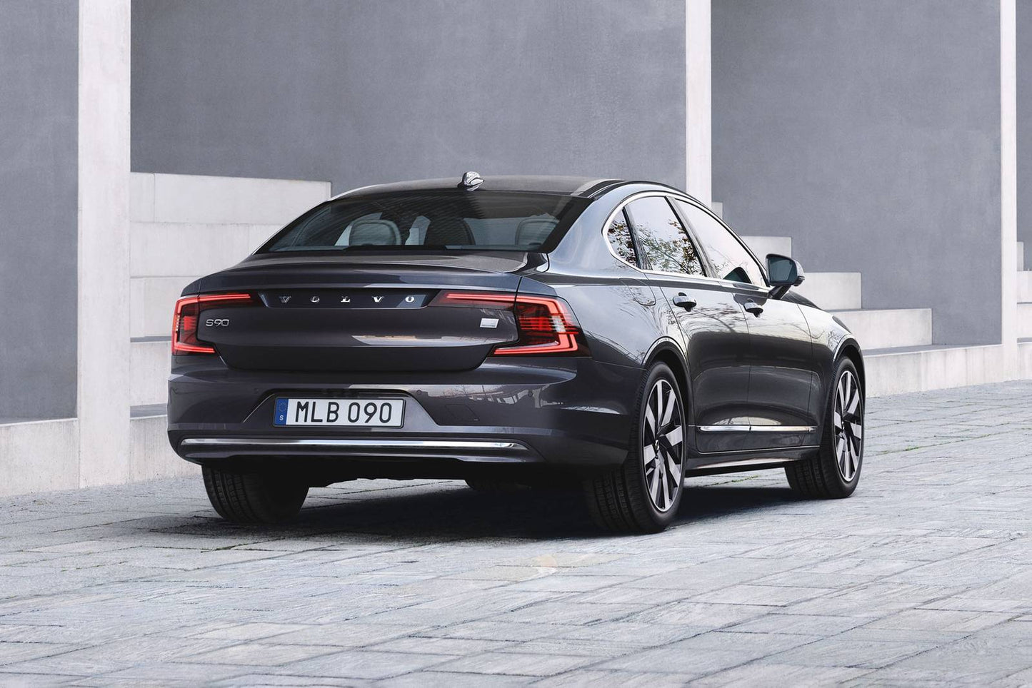 2025 Volvo S90 B6 Ultra 4dr Sedan AWD (2.0L 4cyl Twincharger gas/electric mild hybrid 8A)
