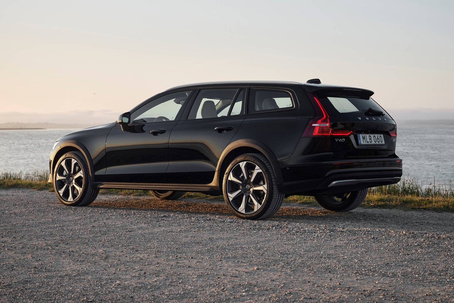 2025 Volvo V60 Cross Country B5 Plus 4dr Wagon AWD (2.0L 4cyl Turbo gas/electric mild hybrid 8A)
