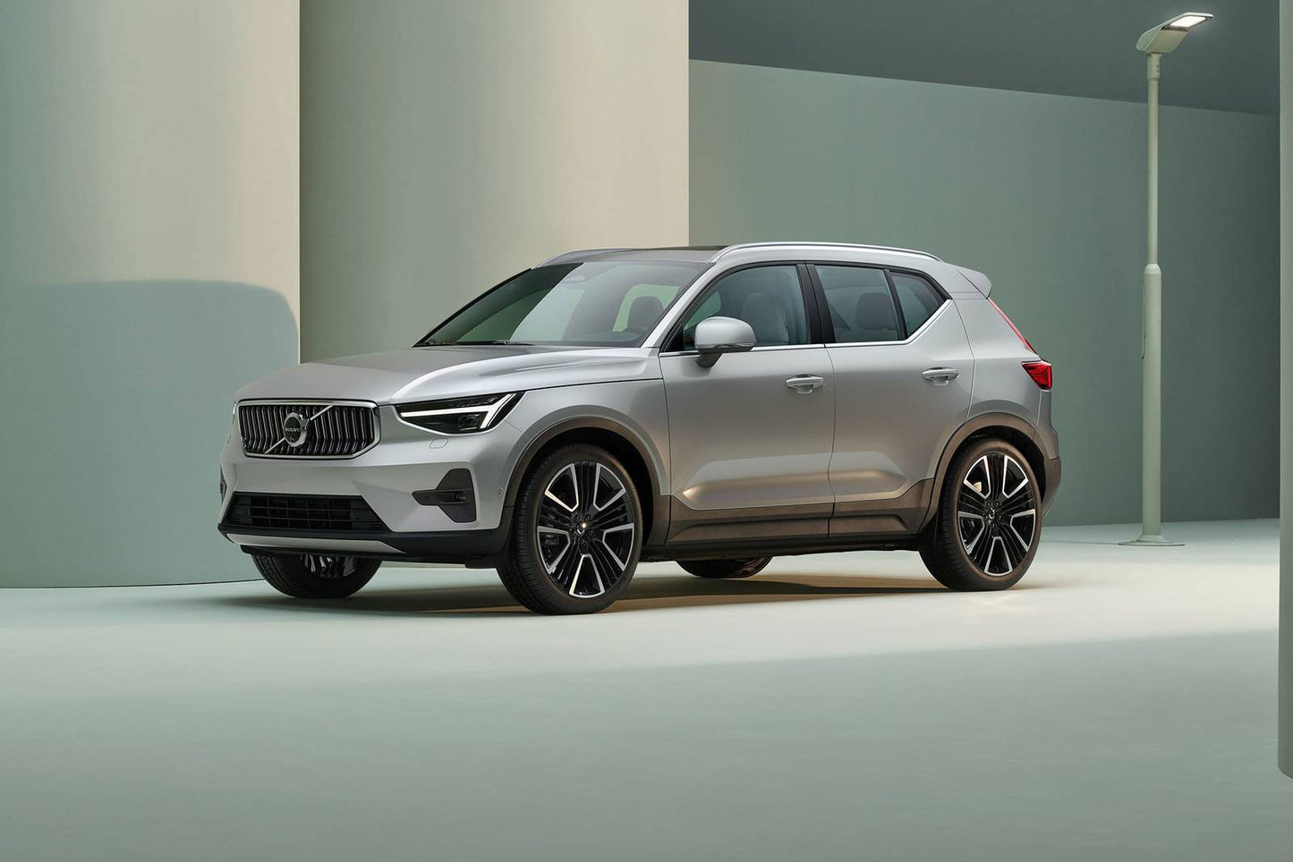 2025 Volvo XC40 B5 Ultra Dark 4dr SUV AWD (2.0L 4cyl Turbo gas/electric mild hybrid 8A)