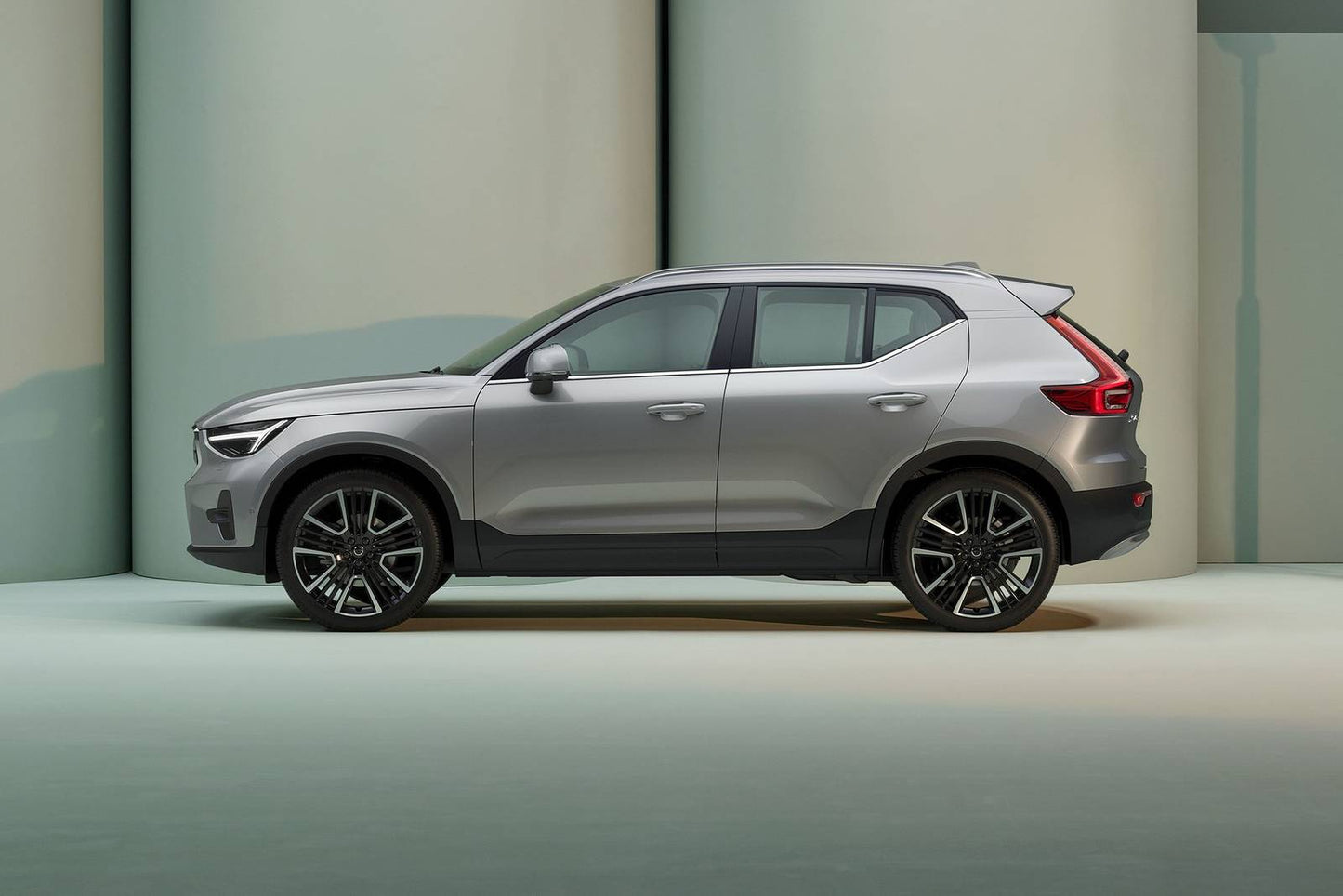 2025 Volvo XC40 B5 Core Bright 4dr SUV AWD (2.0L 4cyl Turbo gas/electric mild hybrid 8A)