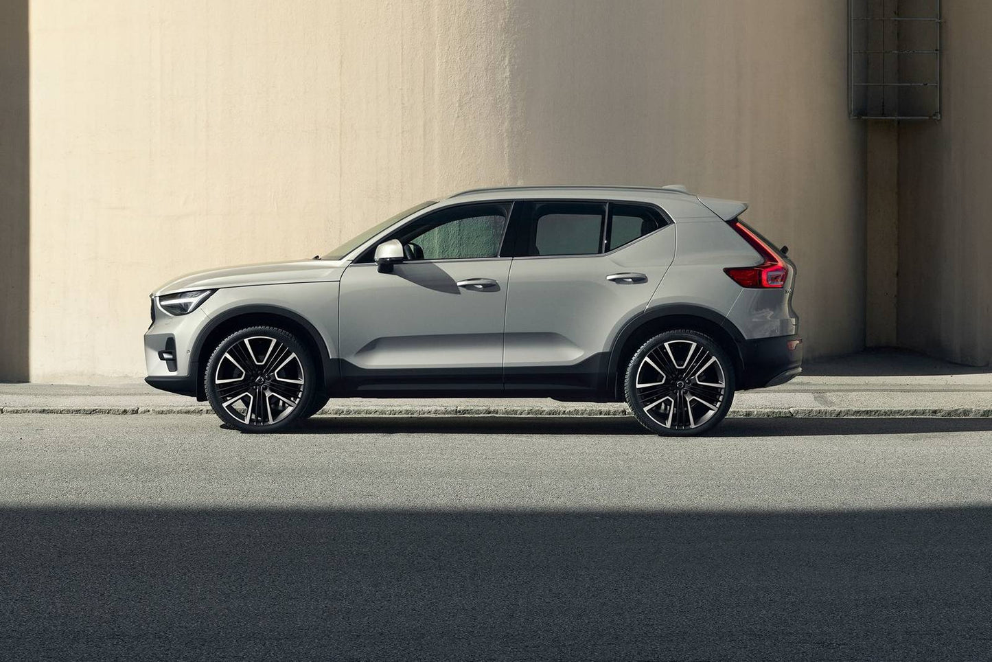 2025 Volvo XC40 B5 Ultra Dark 4dr SUV AWD (2.0L 4cyl Turbo gas/electric mild hybrid 8A)