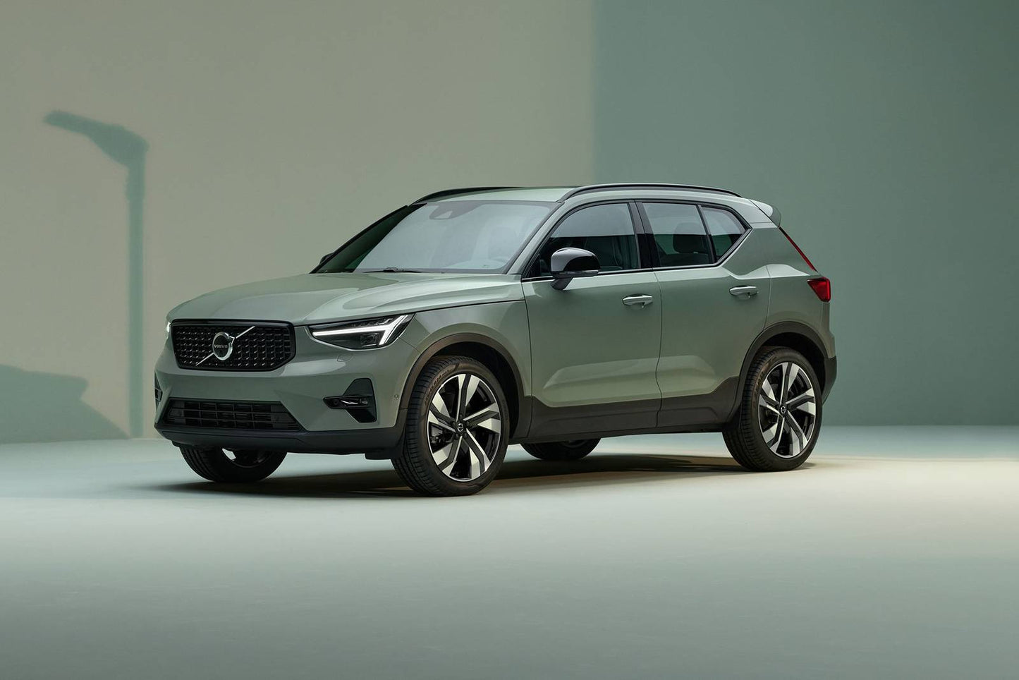 2025 Volvo XC40 B5 Ultra Dark 4dr SUV AWD (2.0L 4cyl Turbo gas/electric mild hybrid 8A)