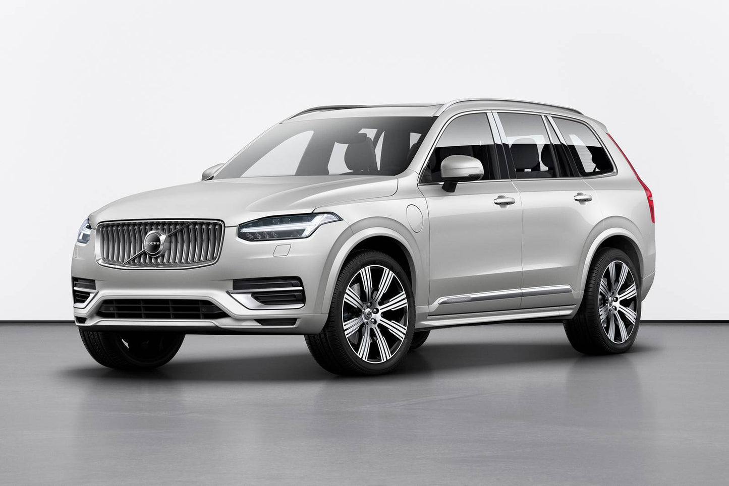 2025 Volvo XC90 B5 Plus 4dr SUV AWD w/6 Passenger Seating (2.0L 4cyl Turbo gas/electric mild hybrid 8A)