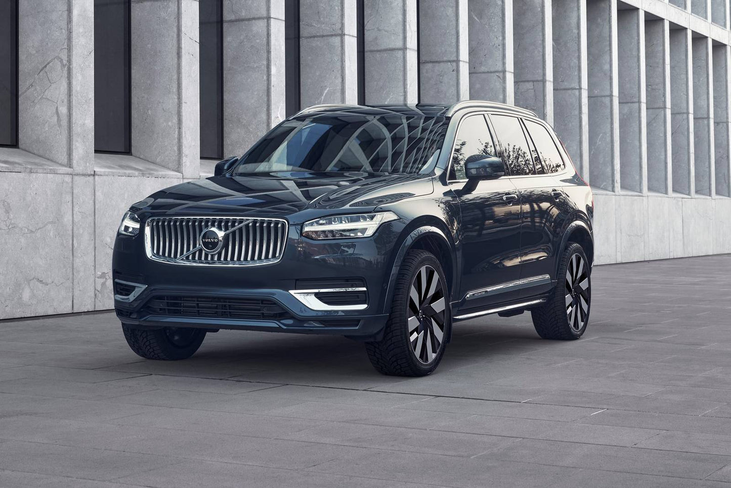 2025 Volvo XC90 B5 Plus 4dr SUV AWD (2.0L 4cyl Turbo gas/electric mild hybrid 8A)