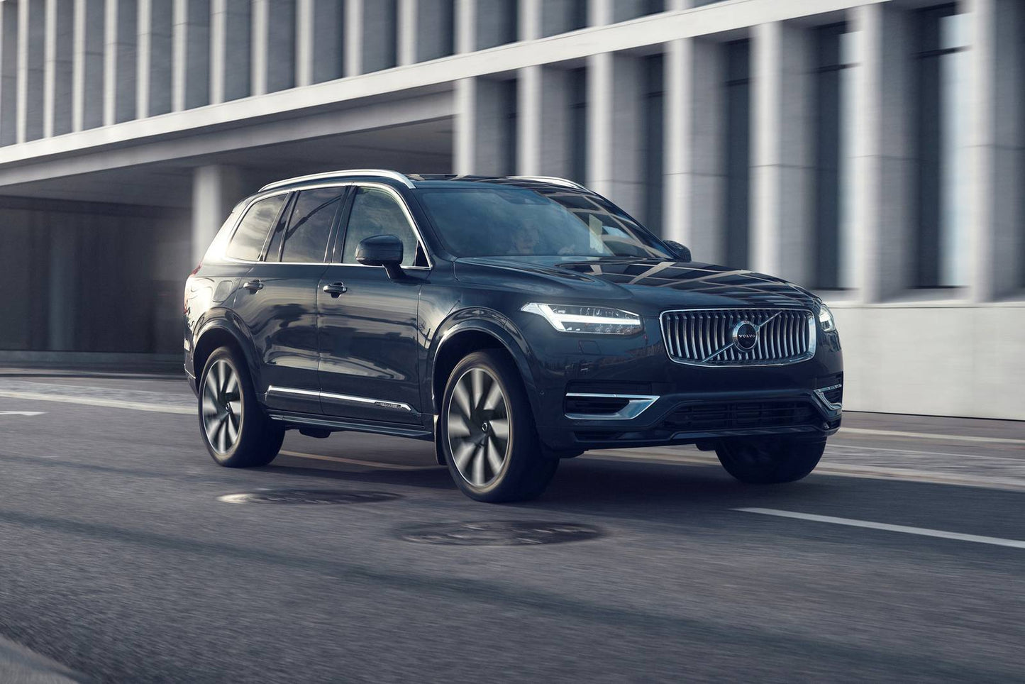 2025 Volvo XC90 T8 Plus 4dr SUV AWD w/6 Passenger Seating (2.0L 4cyl Turbo gas/electric plug-in hybrid 8A)