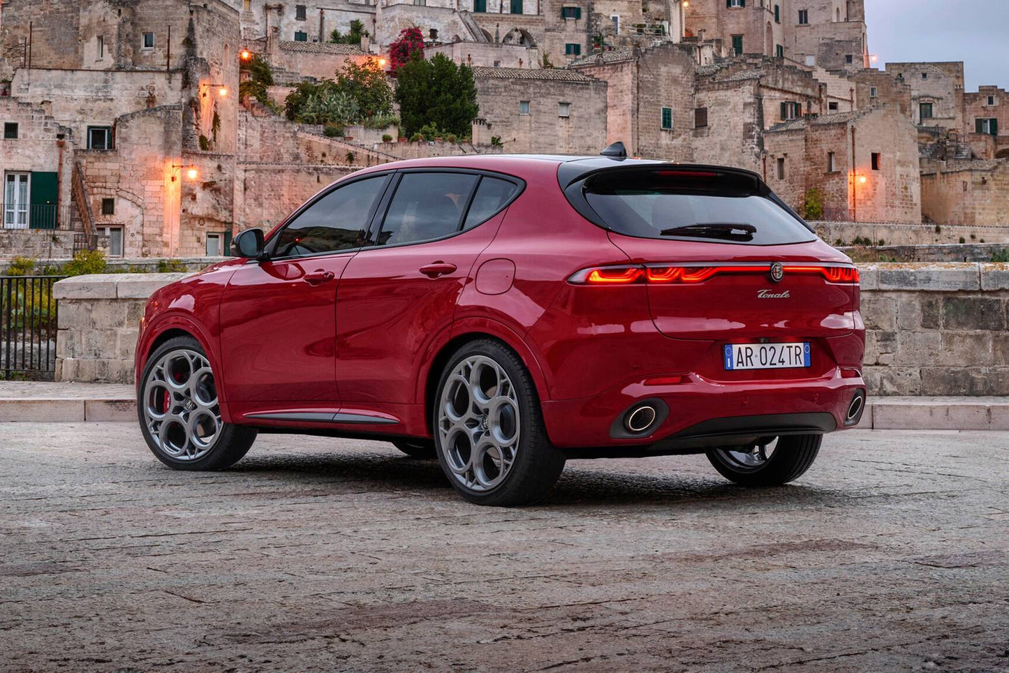 2025 Alfa Romeo Tonale Tributo Italiano 4dr SUV AWD (1.3L 4cyl Turbo gas/electric plug-in hybrid 6A)