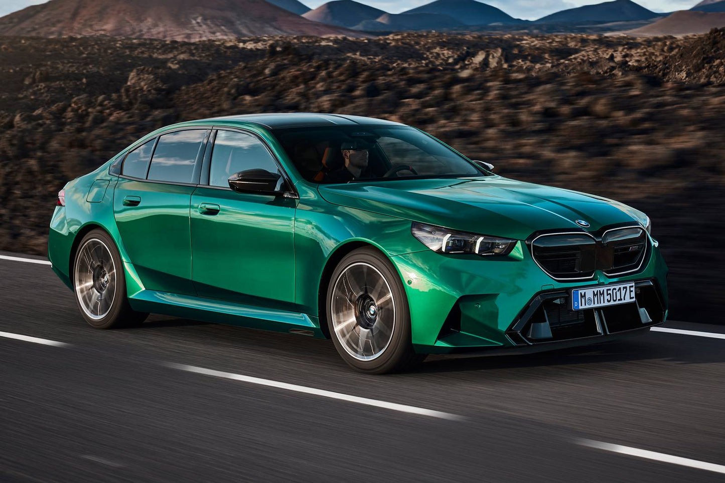 2025 BMW 5 Series M5 4dr Sedan AWD (4.4L 8cyl Turbo gas/electric plug-in hybrid 8A)