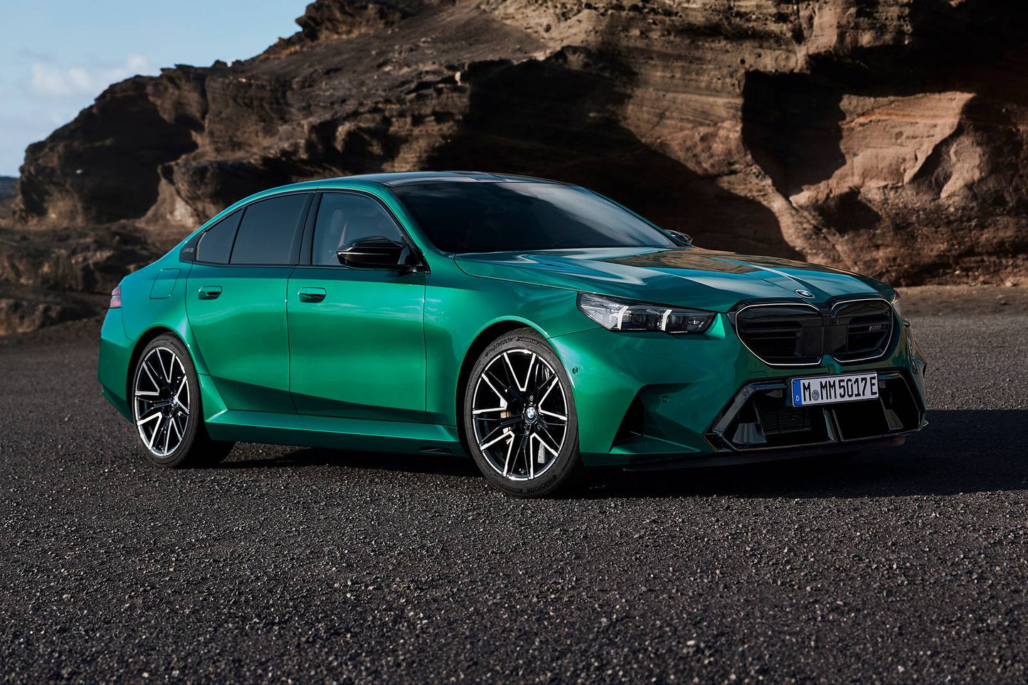 2025 BMW 5 Series M5 4dr Sedan AWD (4.4L 8cyl Turbo gas/electric plug-in hybrid 8A)