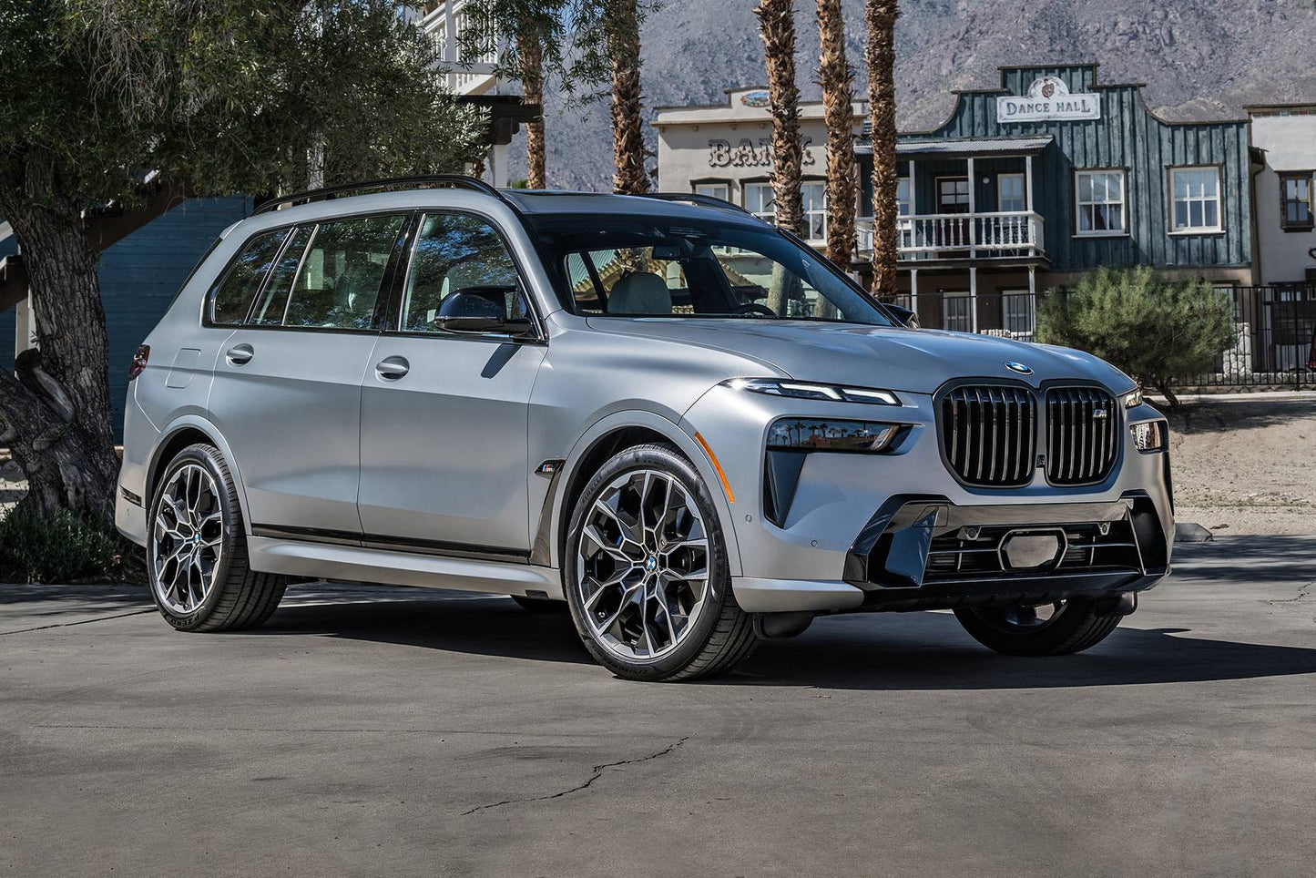 2025 BMW X7 M60i 4dr SUV AWD (4.4L 8cyl Turbo gas/electric mild hybrid 8A)