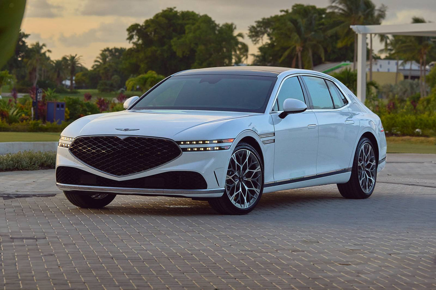 2025 Genesis G90 3.5T E-Supercharger 4dr Sedan AWD (3.5L 6cyl Twincharger gas/electric mild hybrid 8A)